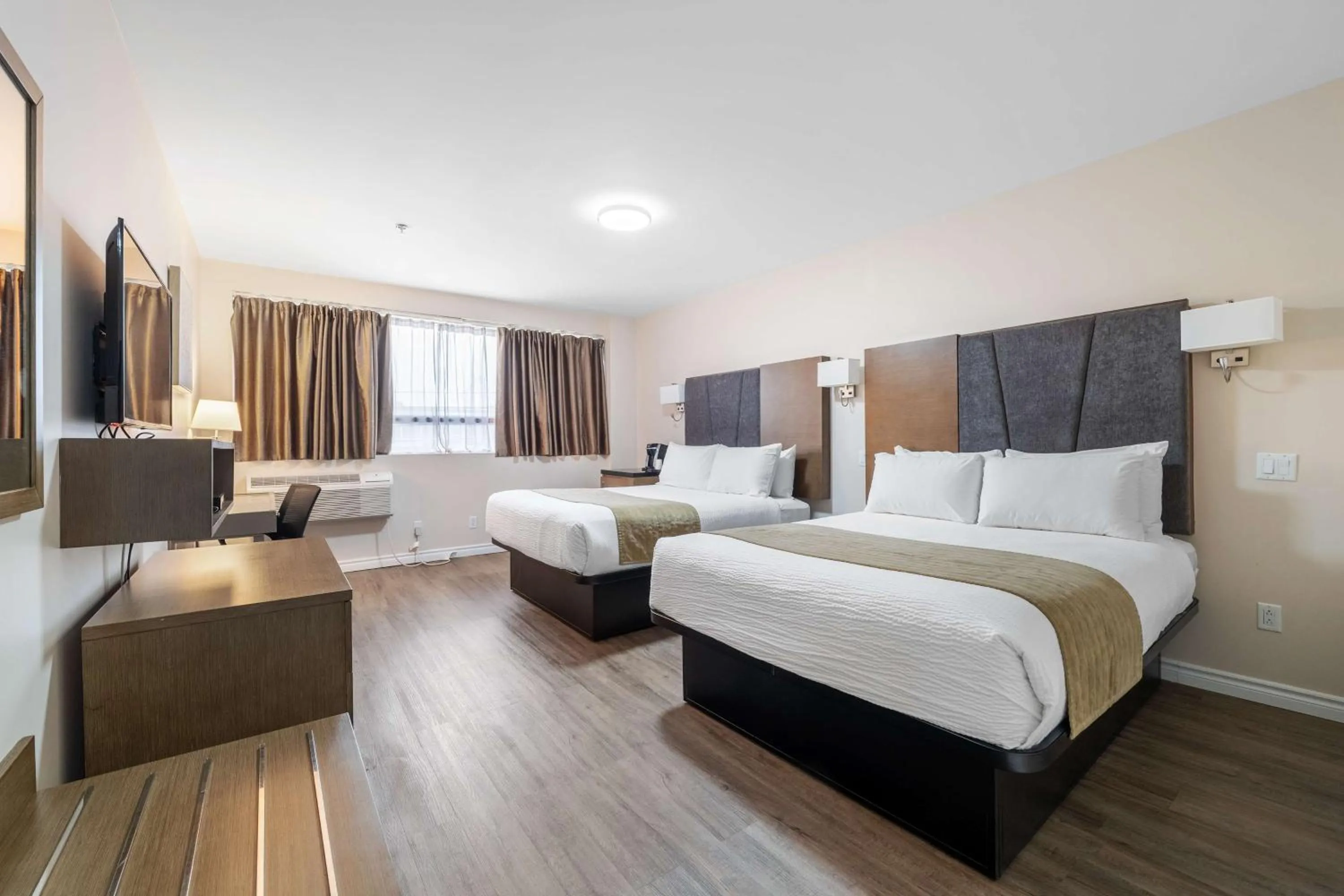 Bedroom, Bed in Hotel Montreal Metropolitan, BW Signature Collection