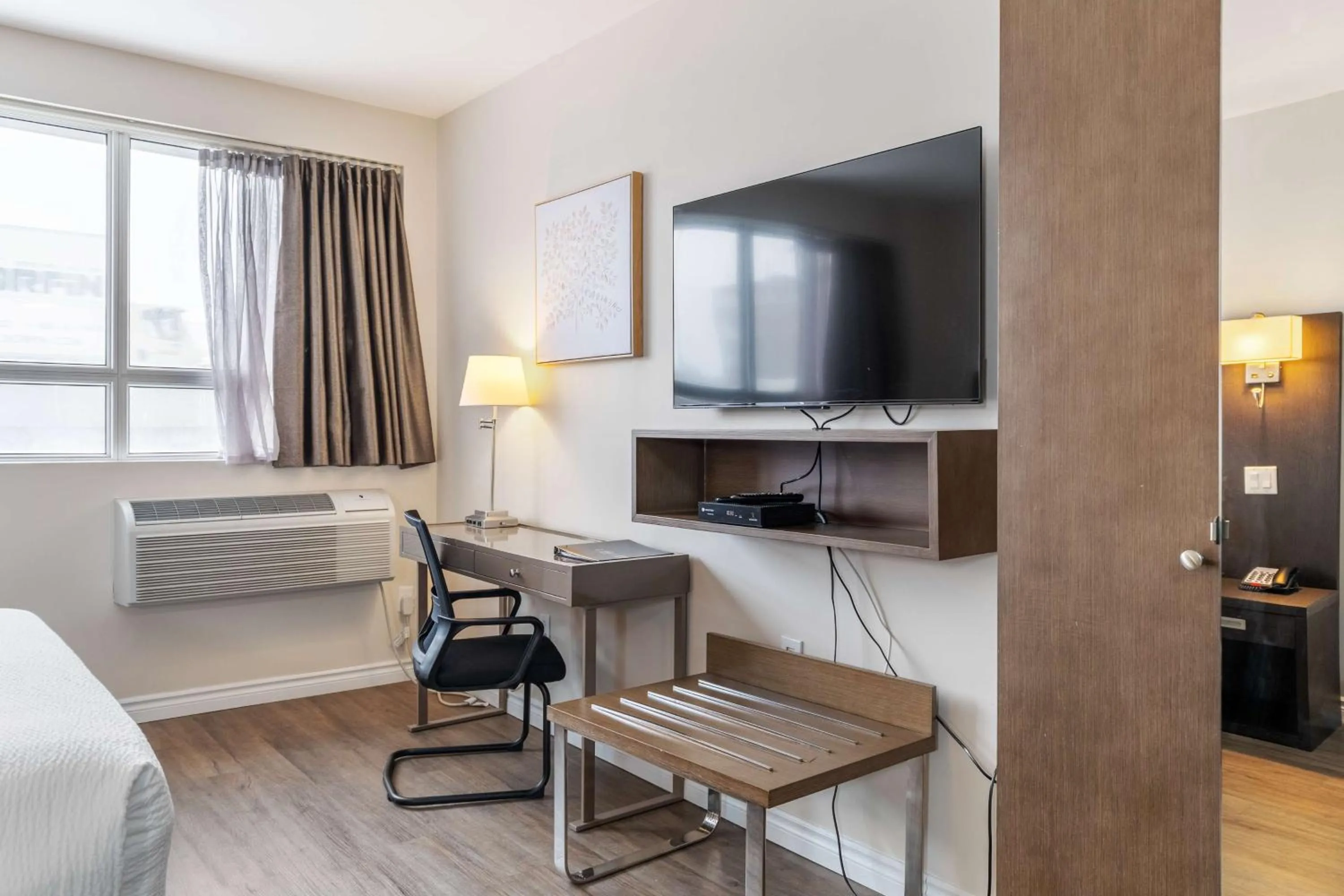 Bedroom, Bed in Hotel Montreal Metropolitan, BW Signature Collection