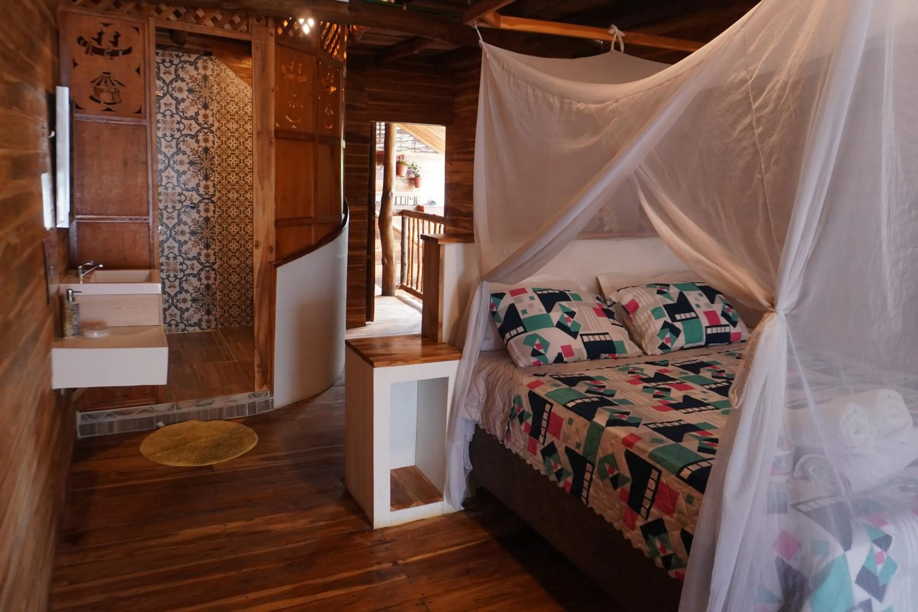 Bathroom, Bed in Hotel Calamari Baru