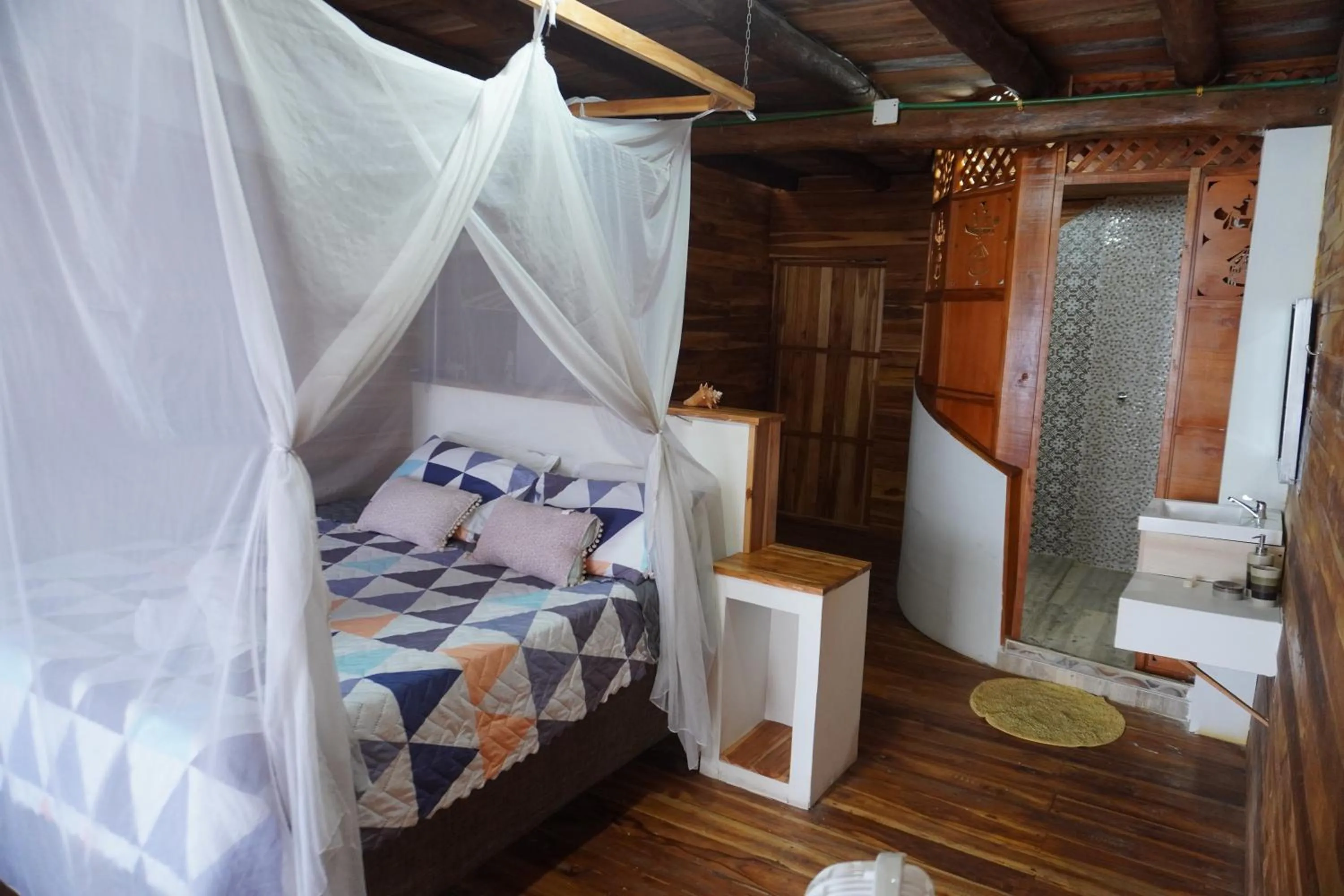 Bathroom, Bed in Hotel Calamari Baru