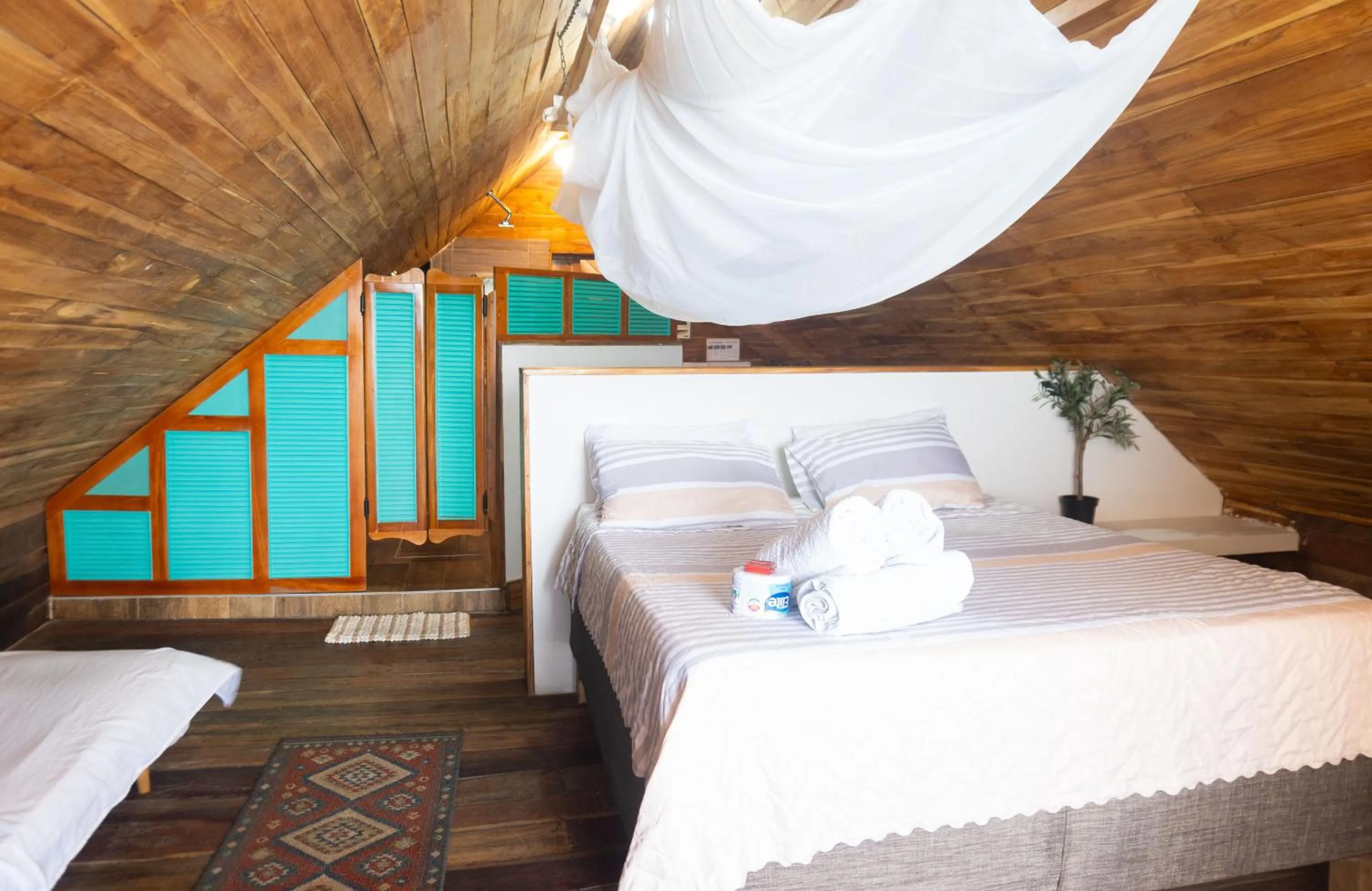 Bathroom, Bed in Hotel Calamari Baru