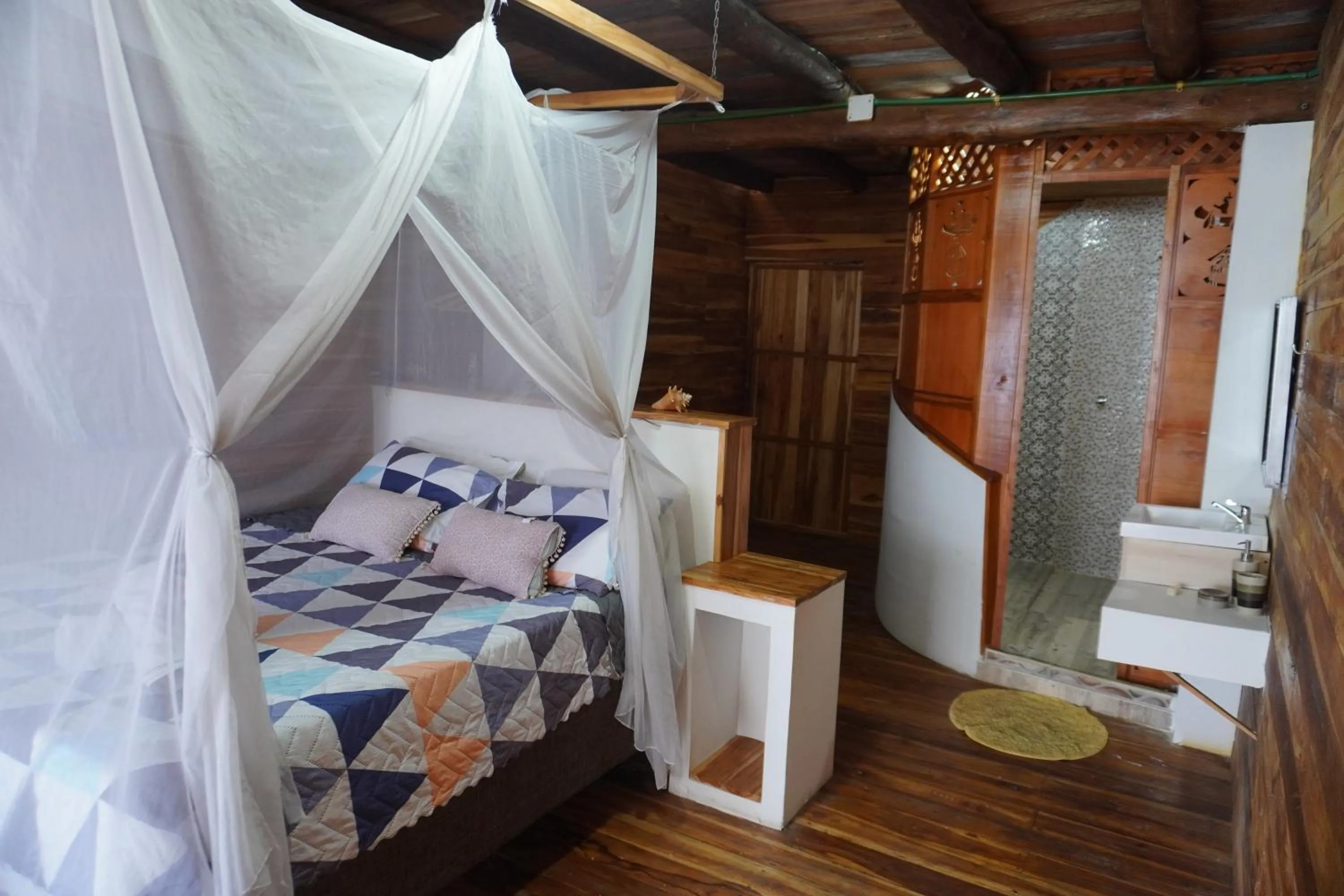 Bathroom, Bed in Hotel Calamari Baru