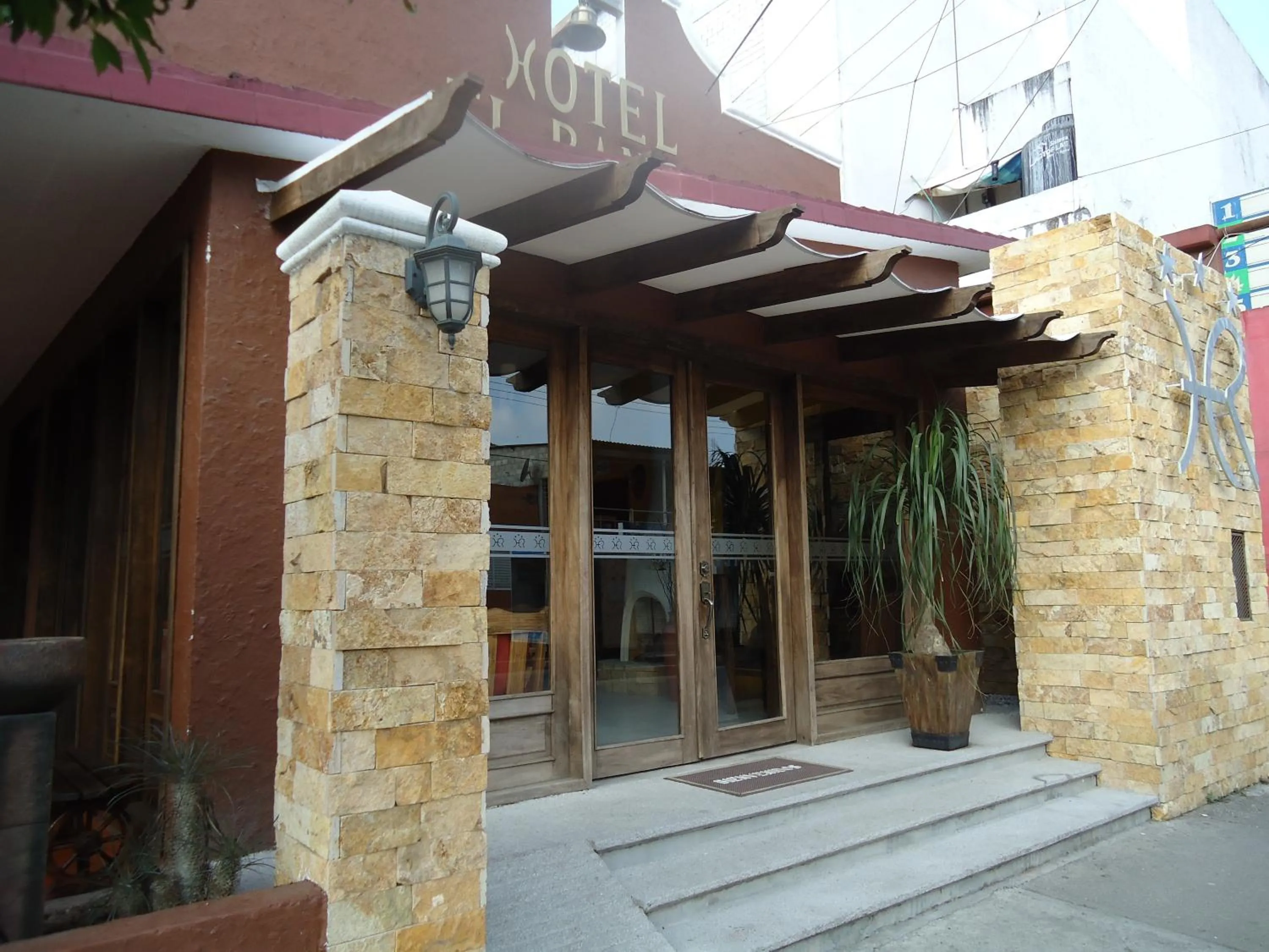 Facade/entrance in Hotel El Rancho