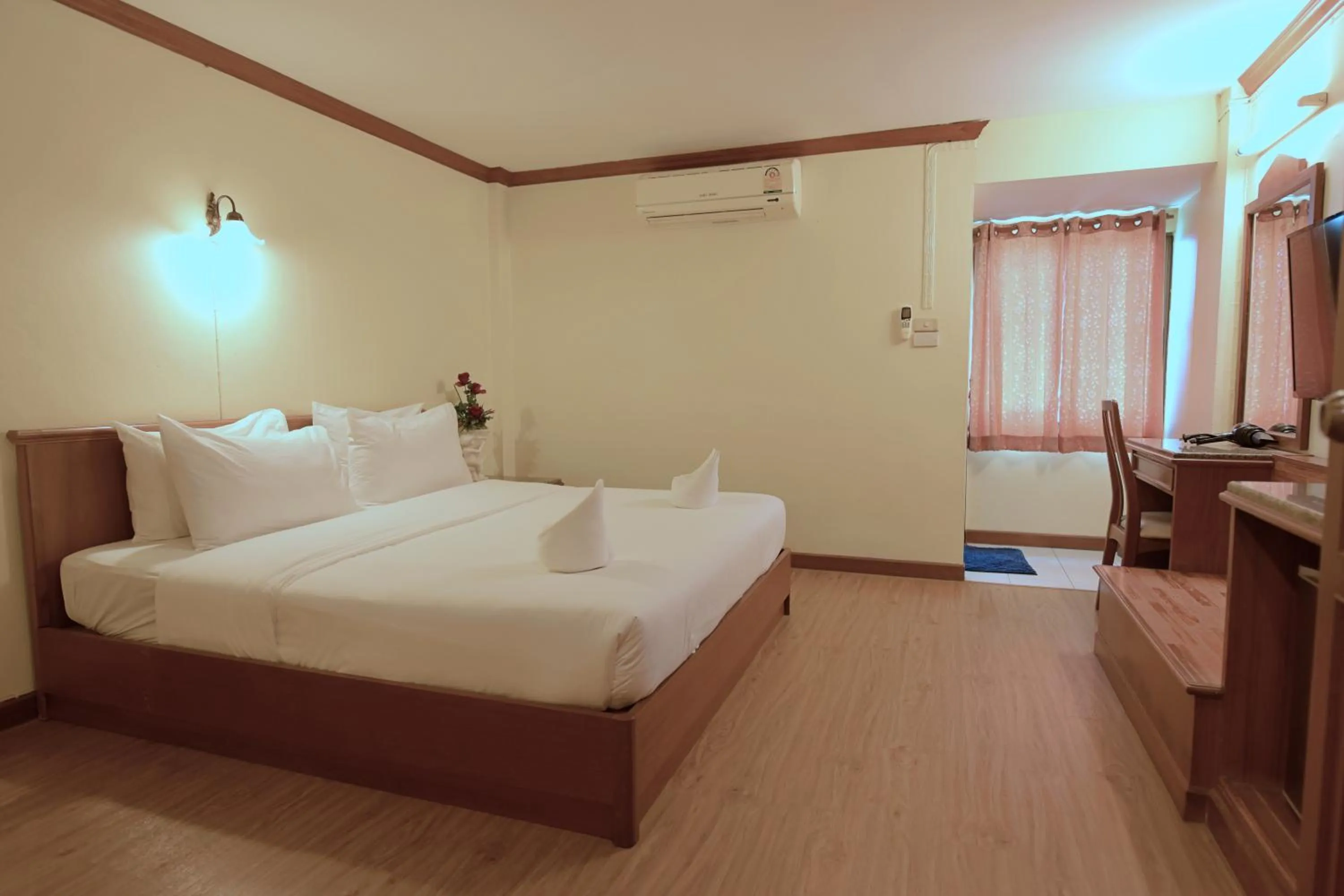 Photo of the whole room, Bed in Hua Lin Inn