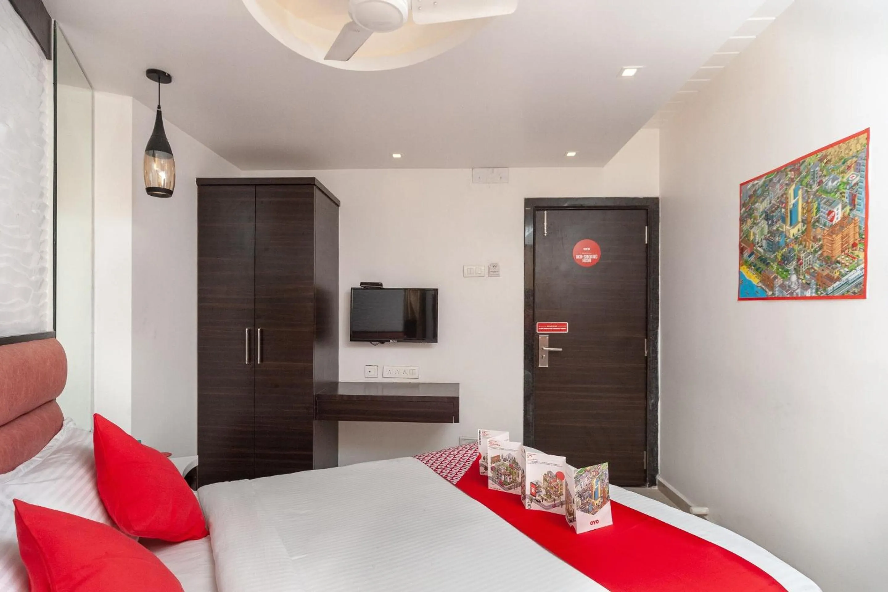 Bedroom, TV/Entertainment Center in  Super OYO Capital O Admire Suit Hospitality