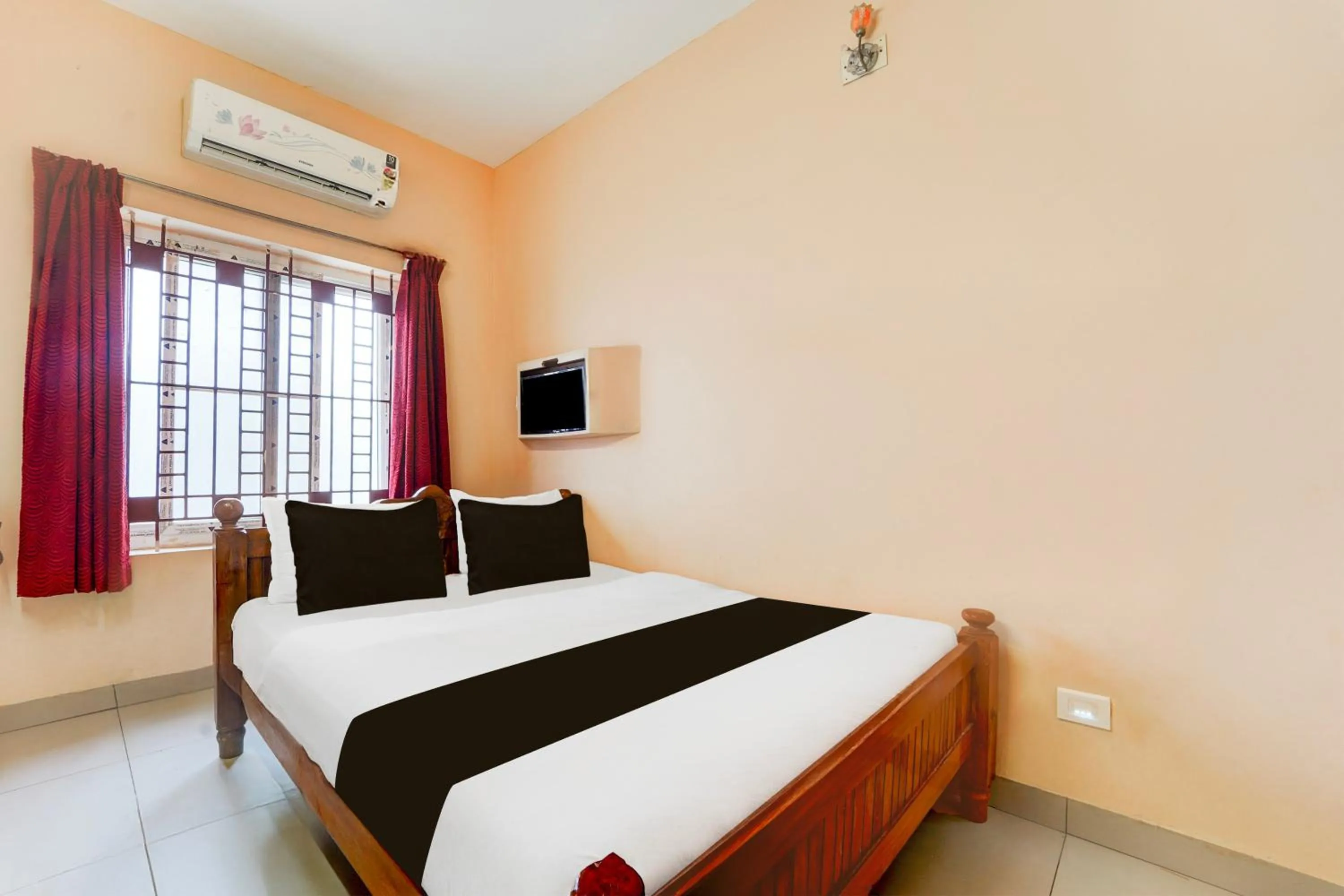 Bedroom, Bed in Super Hotel O Anna Nagar Madurai