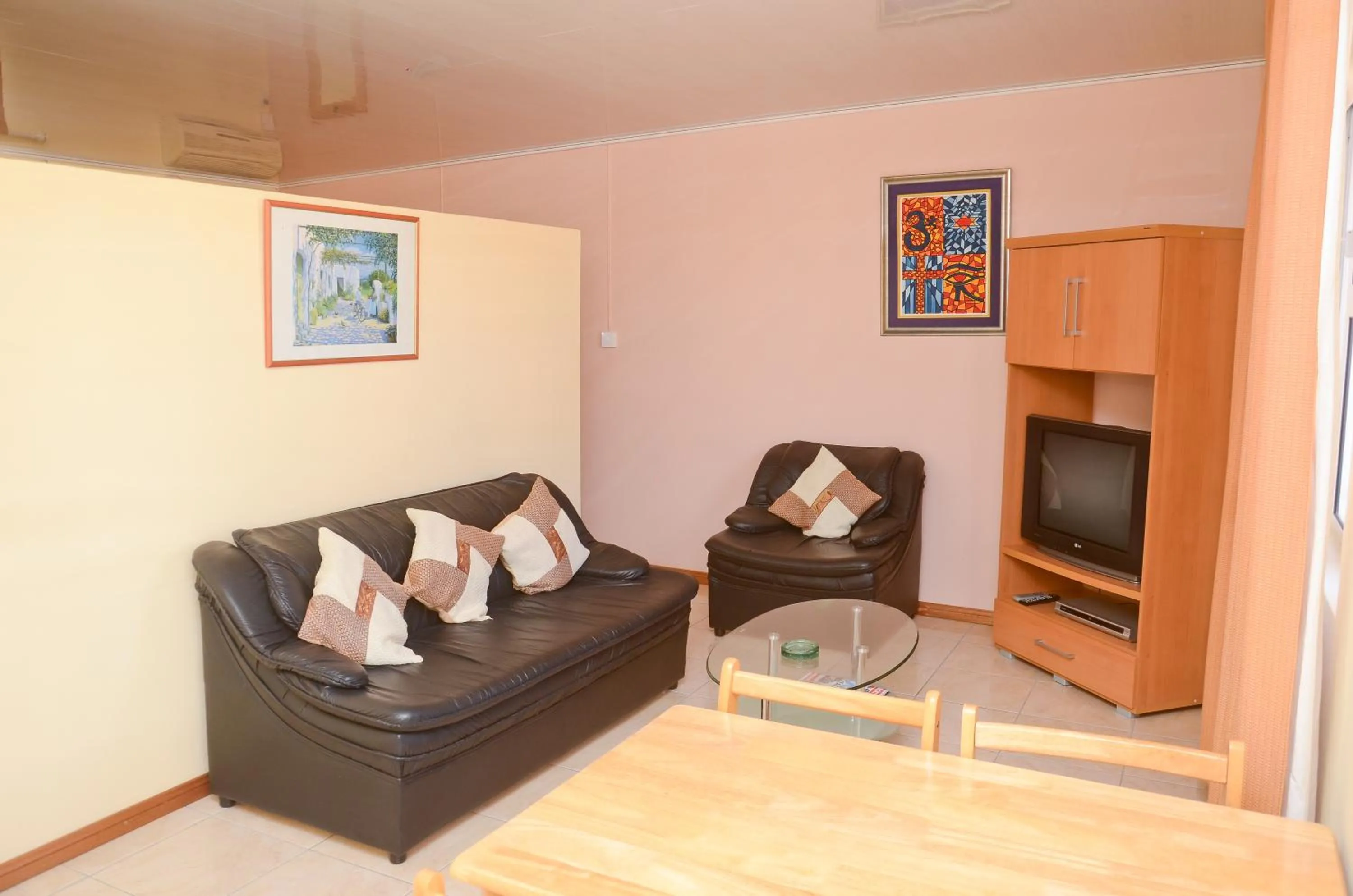 TV and multimedia in Wanna Studio Apartments