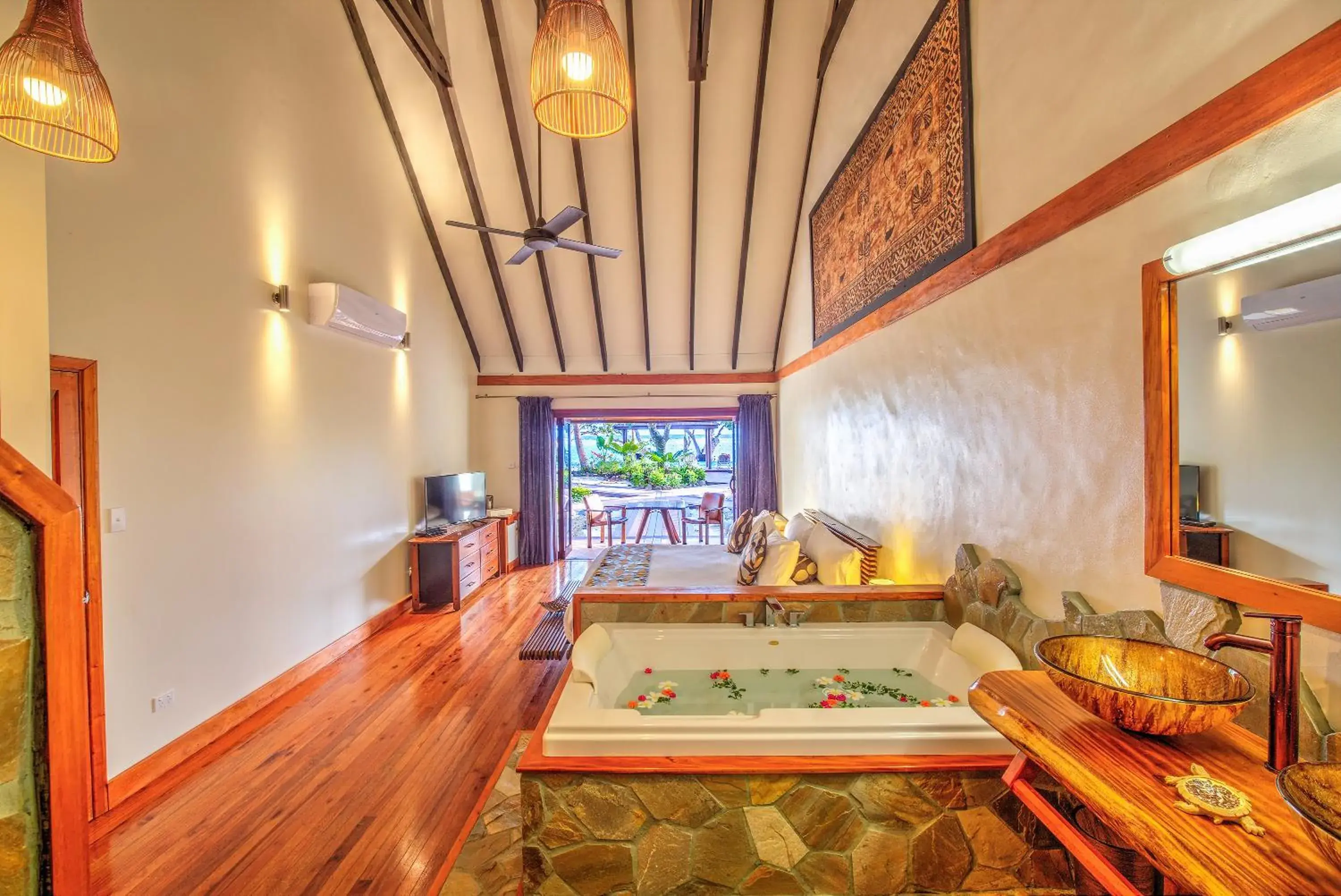 King Room with Sea View in Maui Palms King Room with Sea View in Maui Palms