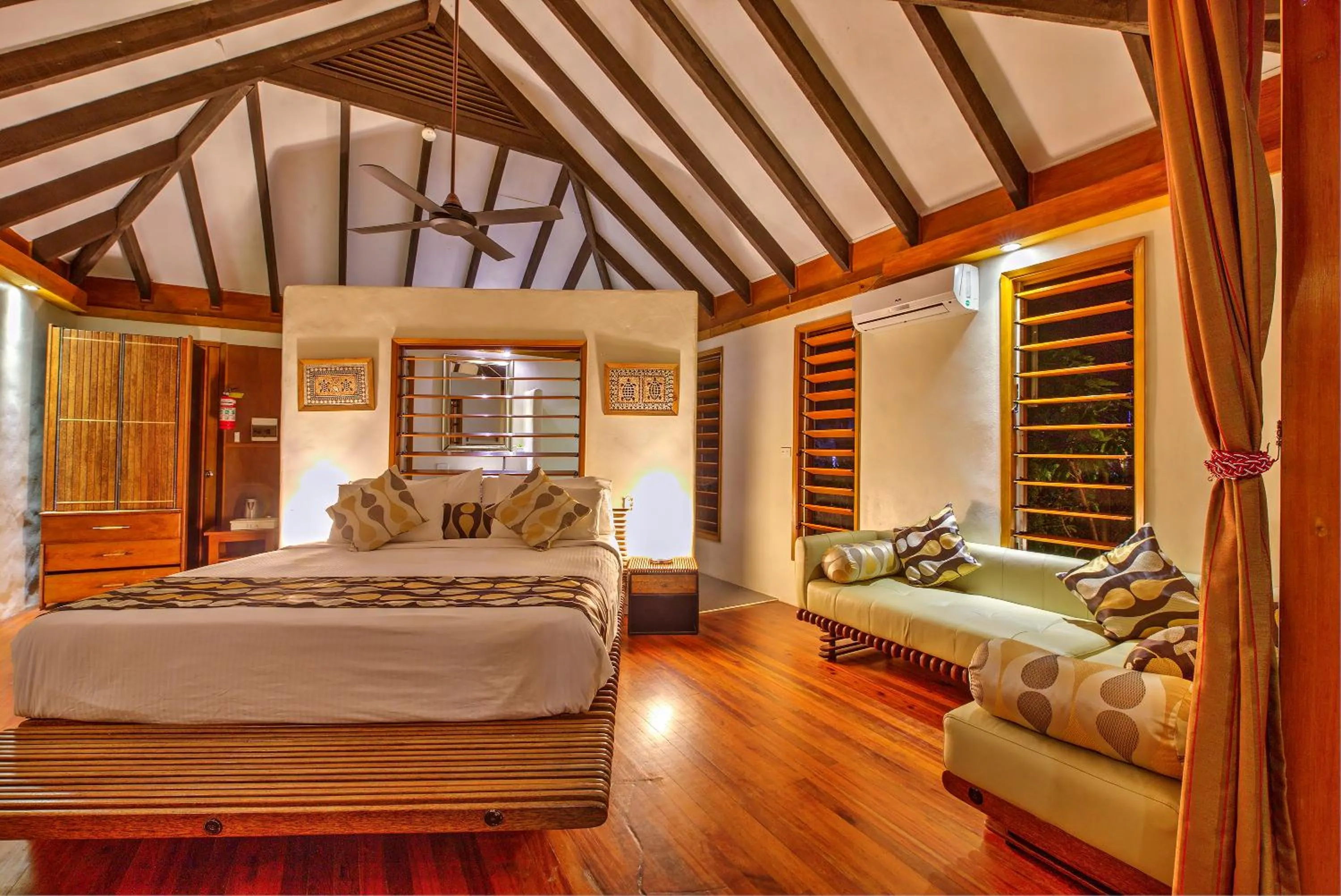 Photo of the whole room, Bed in Maui Palms