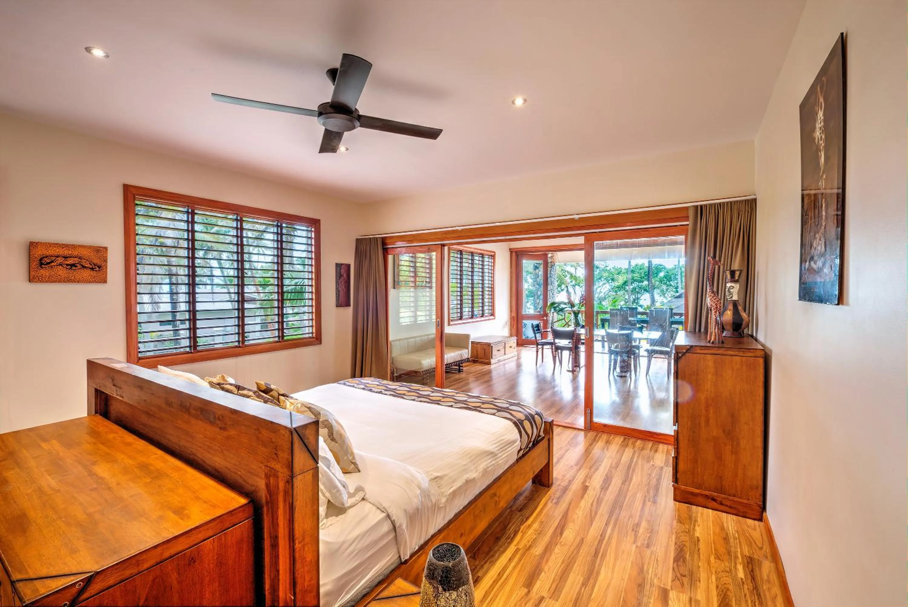 Dining area, Bed in Maui Palms