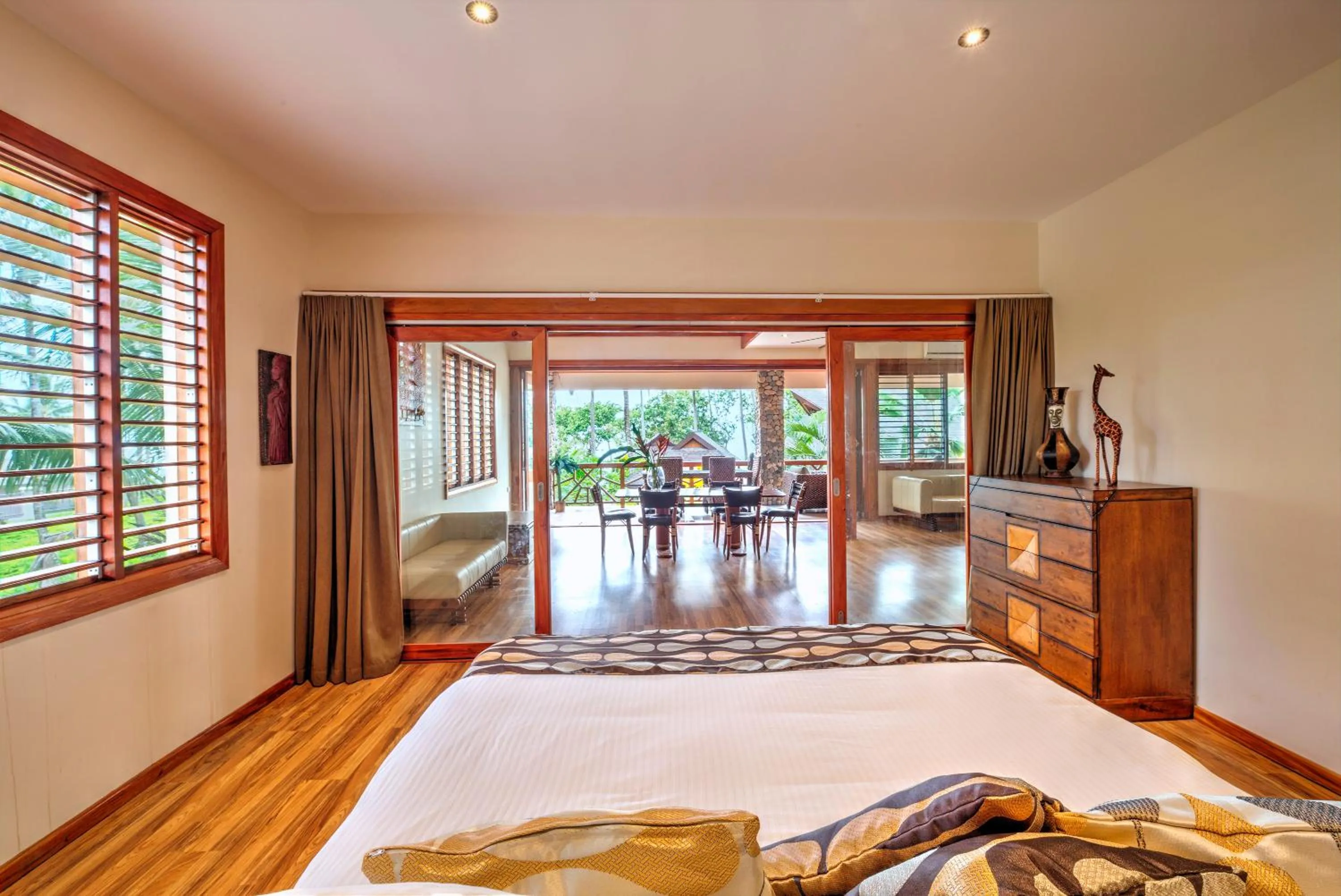 Dining area, Bed in Maui Palms
