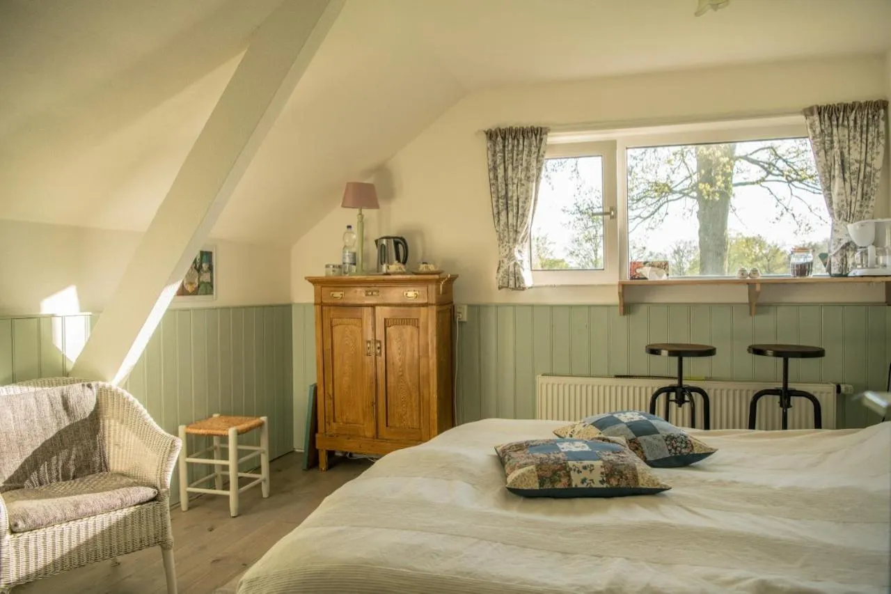Bed in boerderijkamer Korenbloem