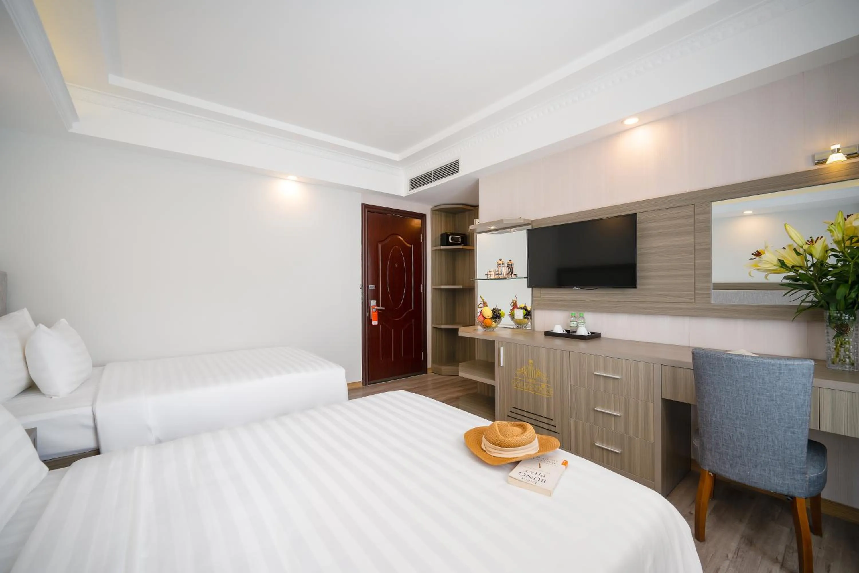 Communal lounge/ TV room, Bed in Royal Beach Hotel by THG