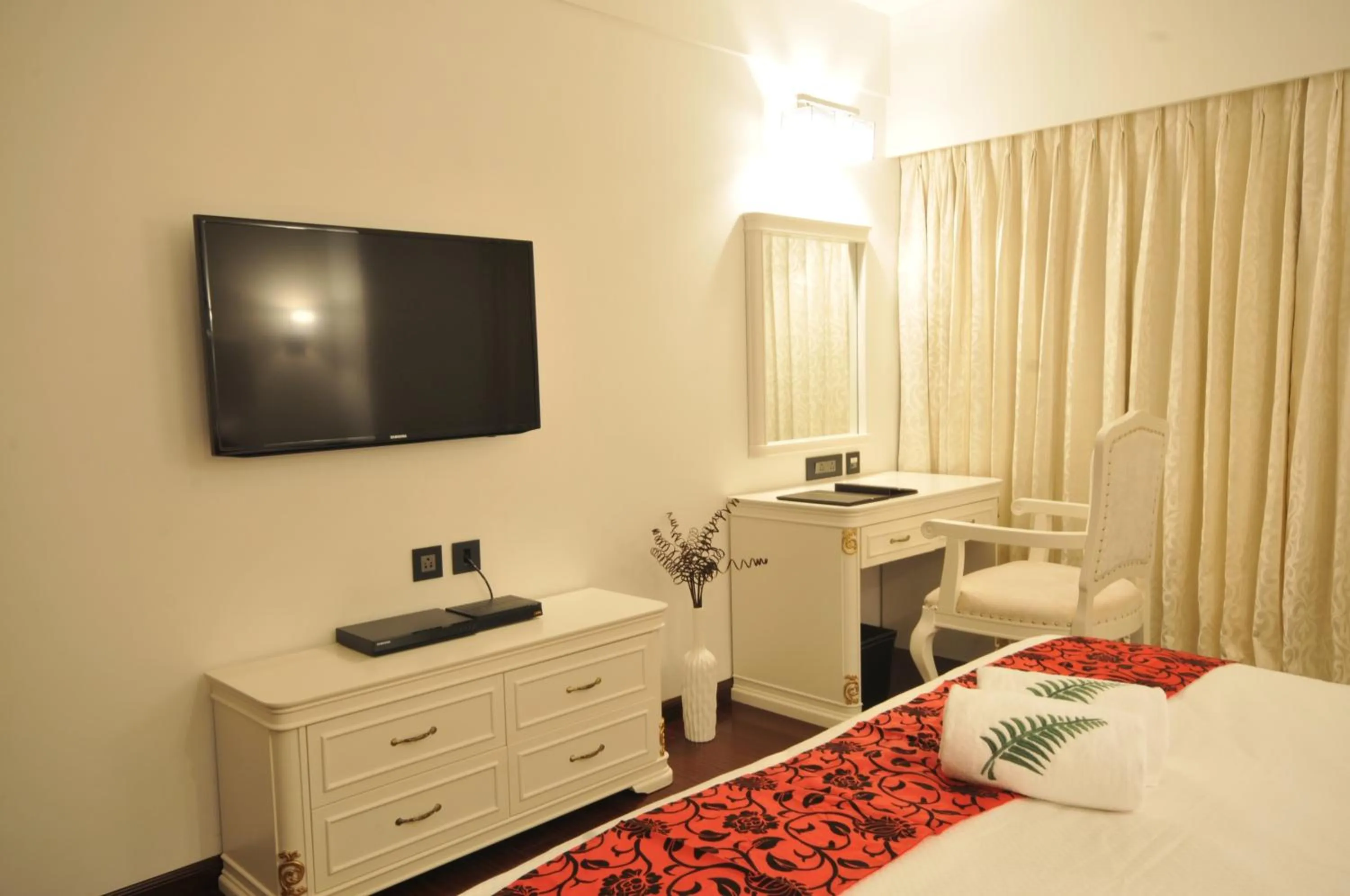 Communal lounge/ TV room in The Fern Residency Rajkot, Series by Marriott