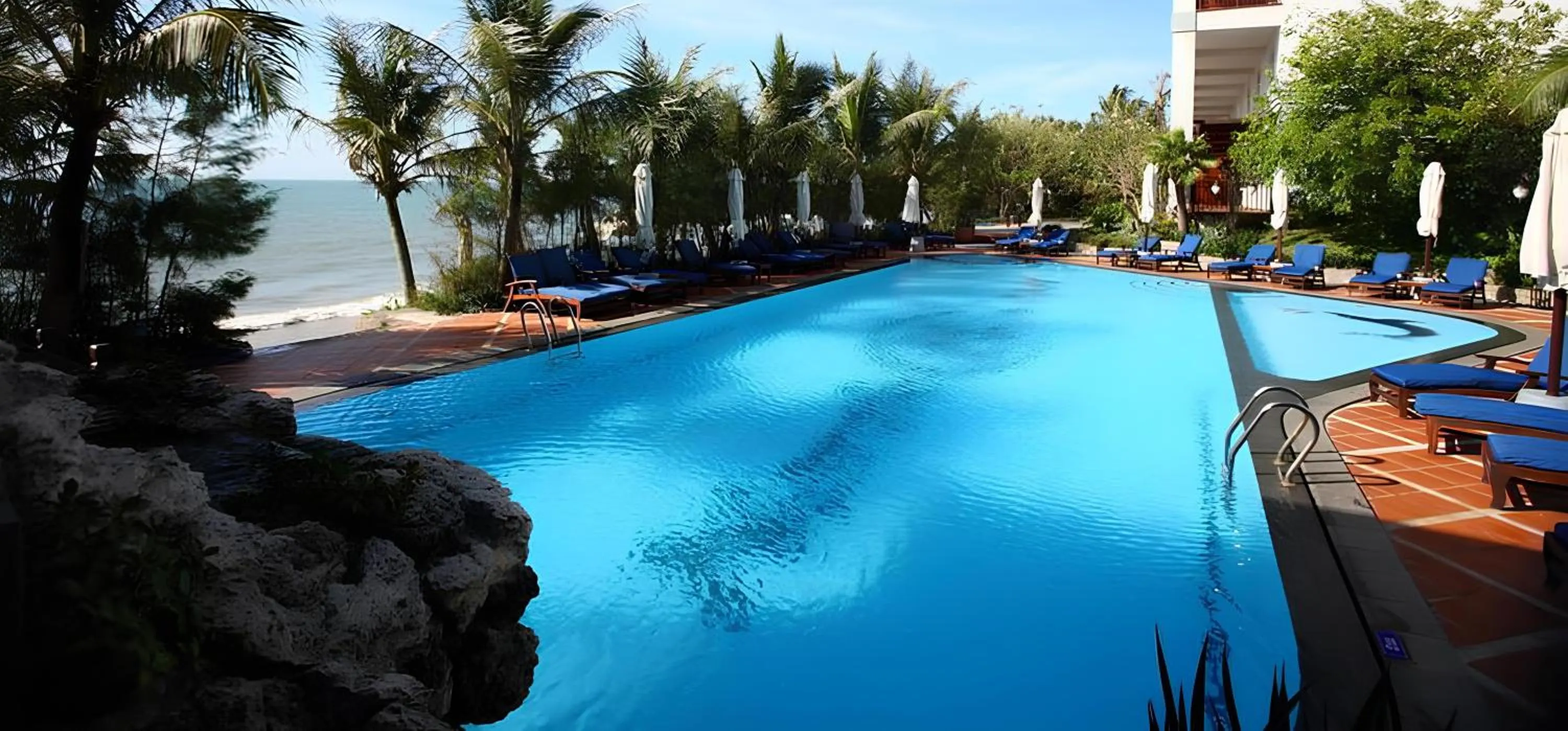 Swimming pool in Le Huynh Mui Ne Hotel