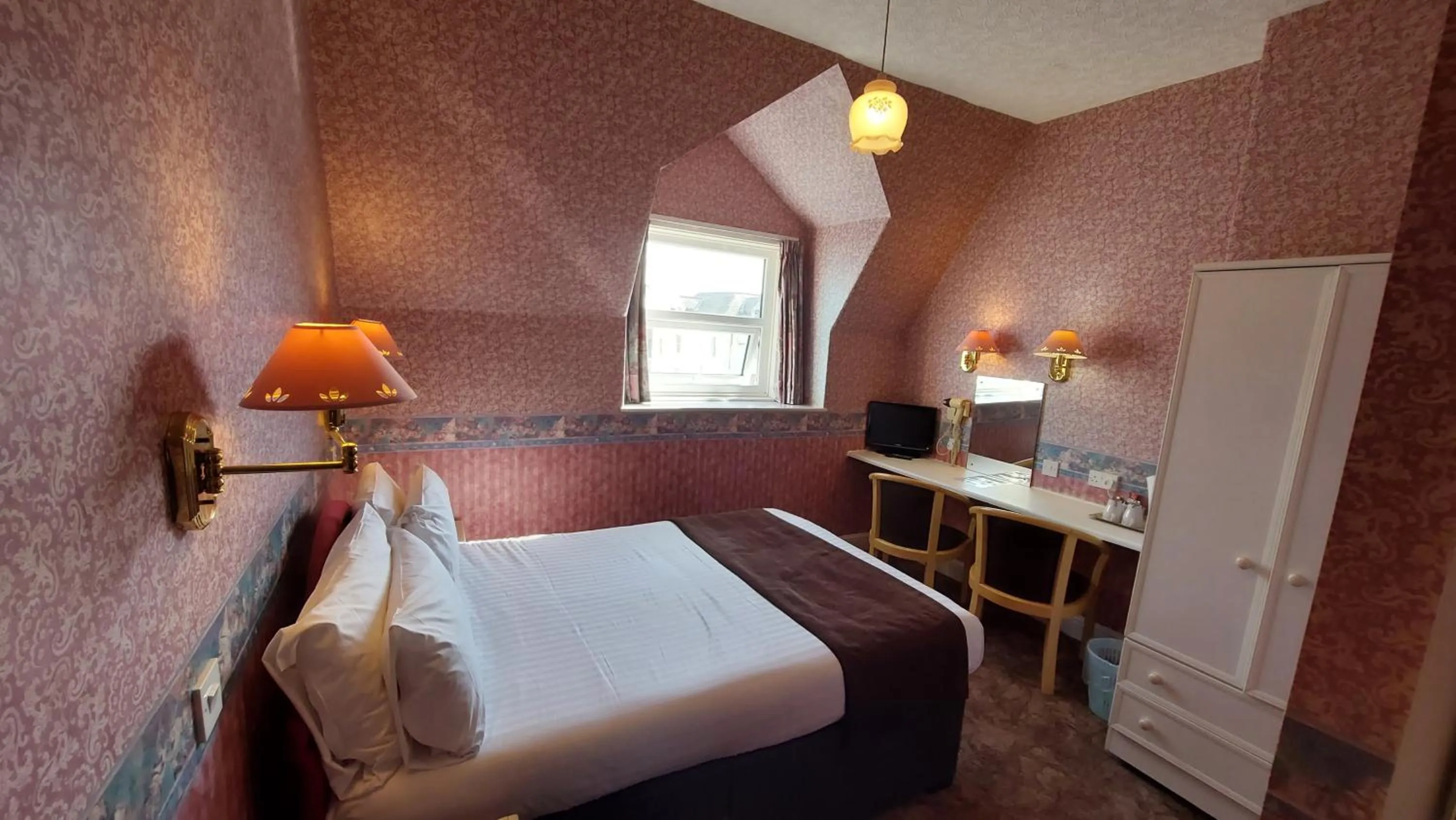 Photo of the whole room, Bed in White Heather Hotel