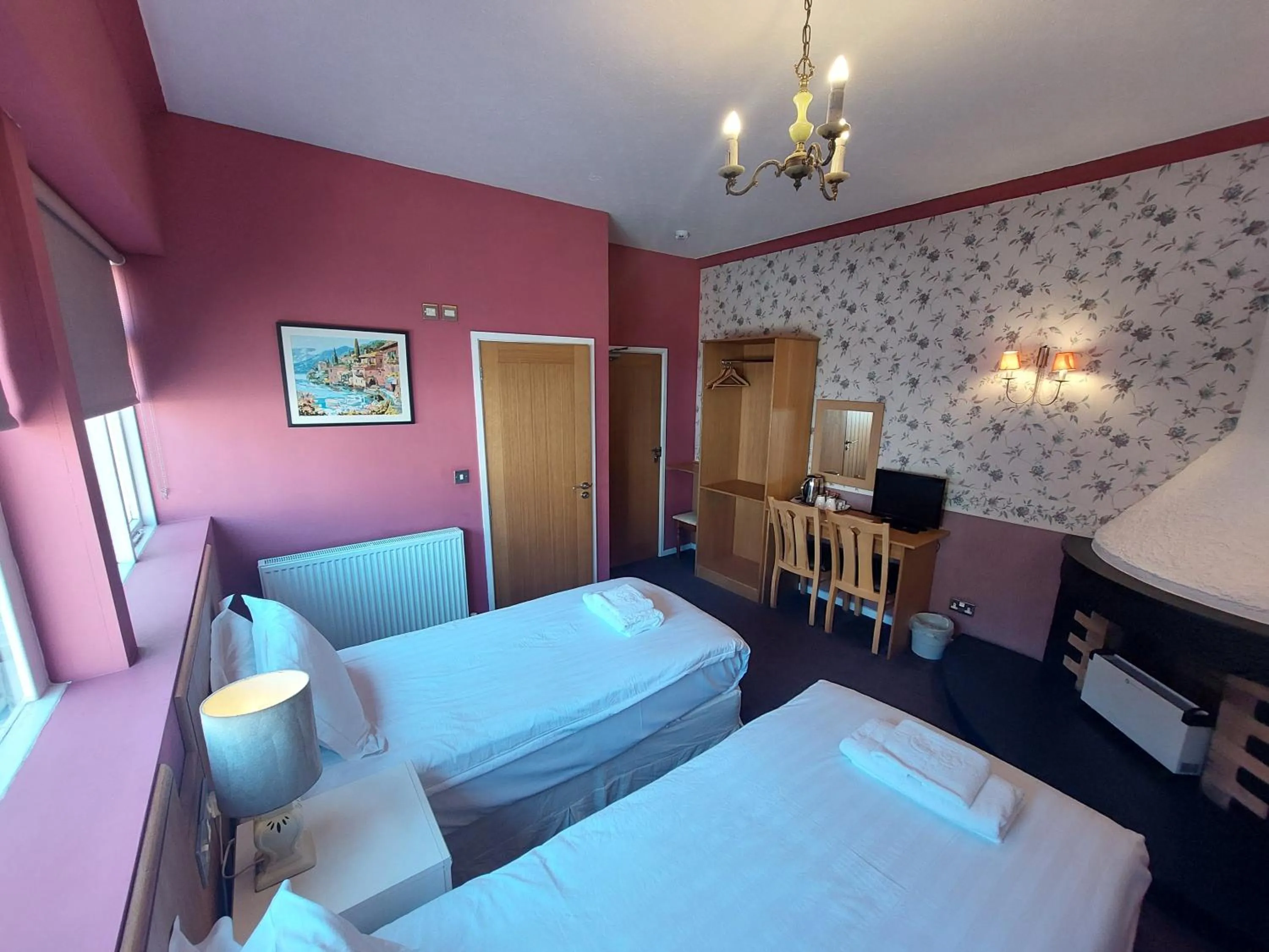 Bedroom, Bed in White Heather Hotel