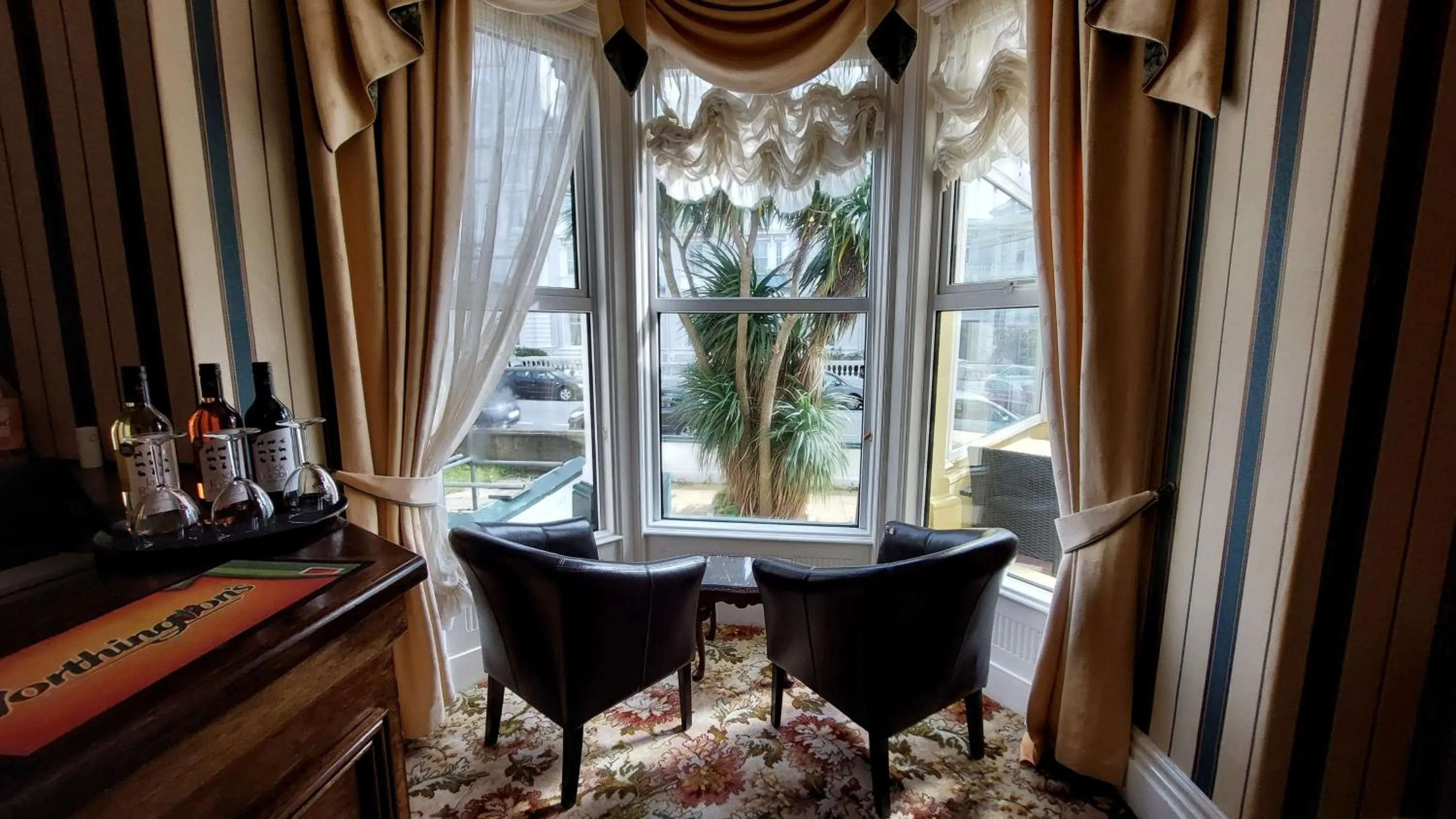 Lounge or bar in White Heather Hotel