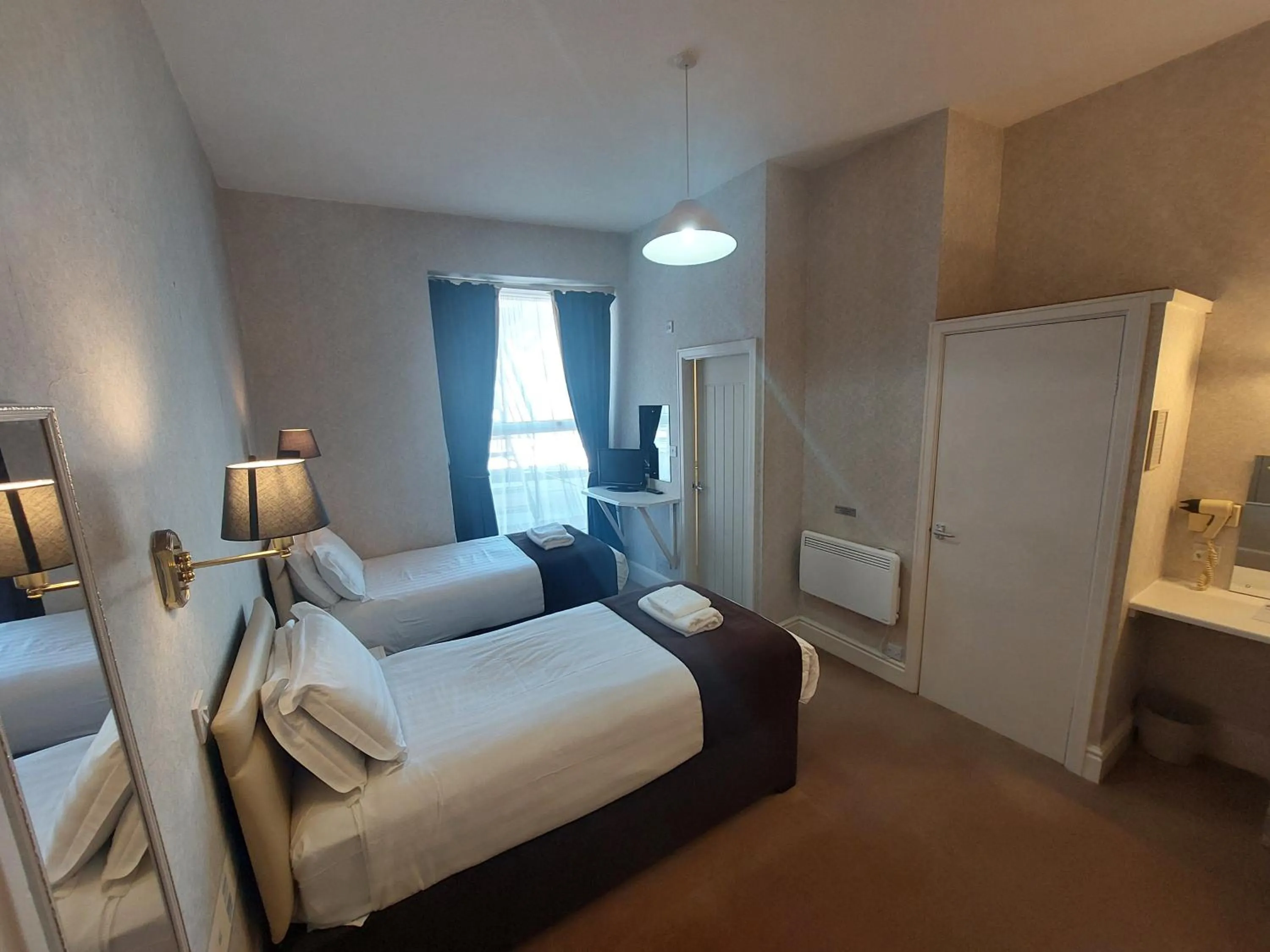 Photo of the whole room, Bed in White Heather Hotel