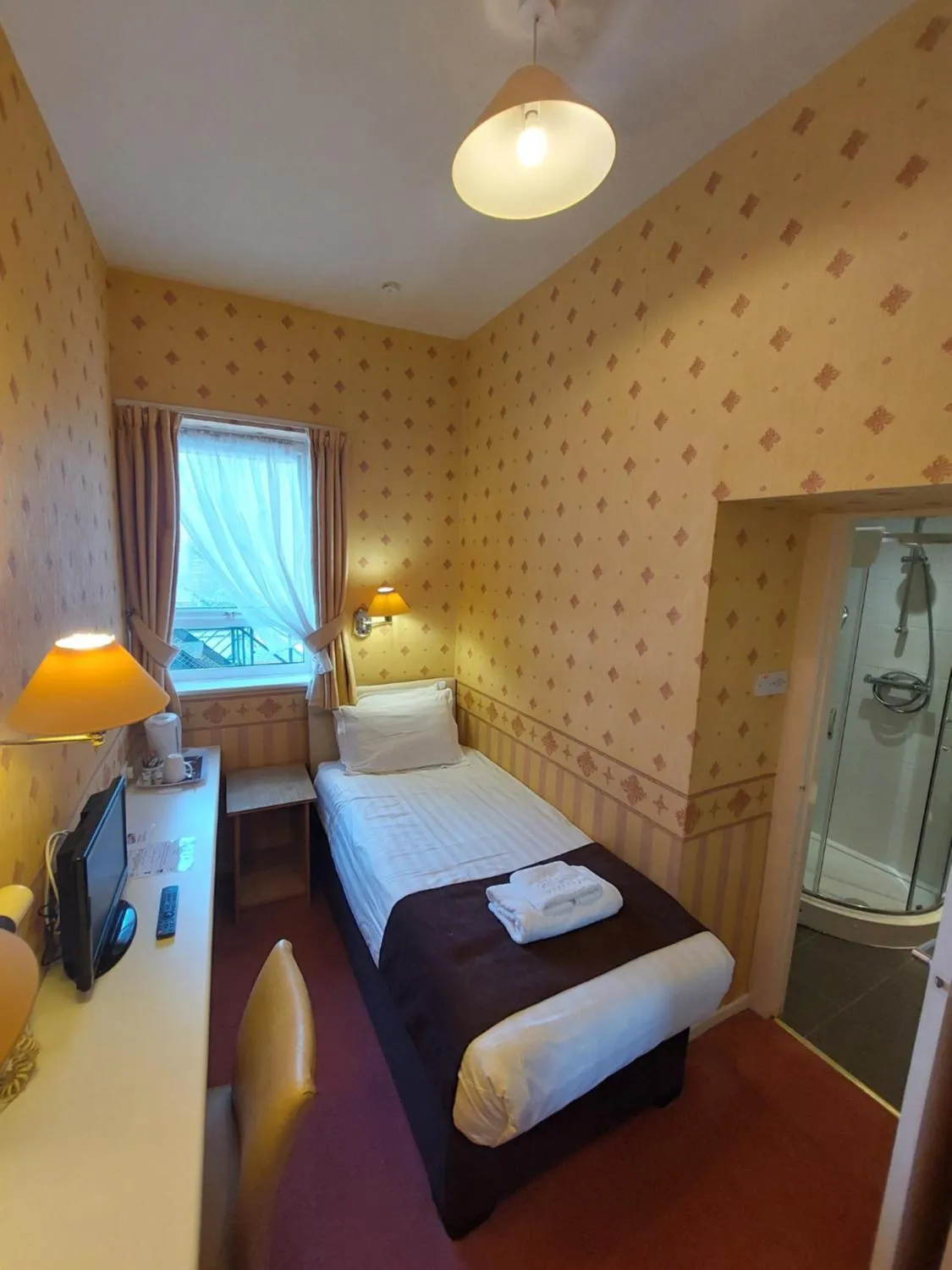 Photo of the whole room, Bed in White Heather Hotel