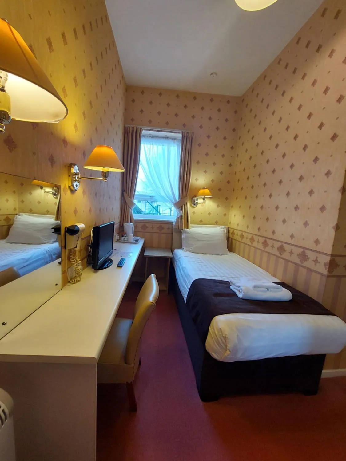 Photo of the whole room, Bed in White Heather Hotel