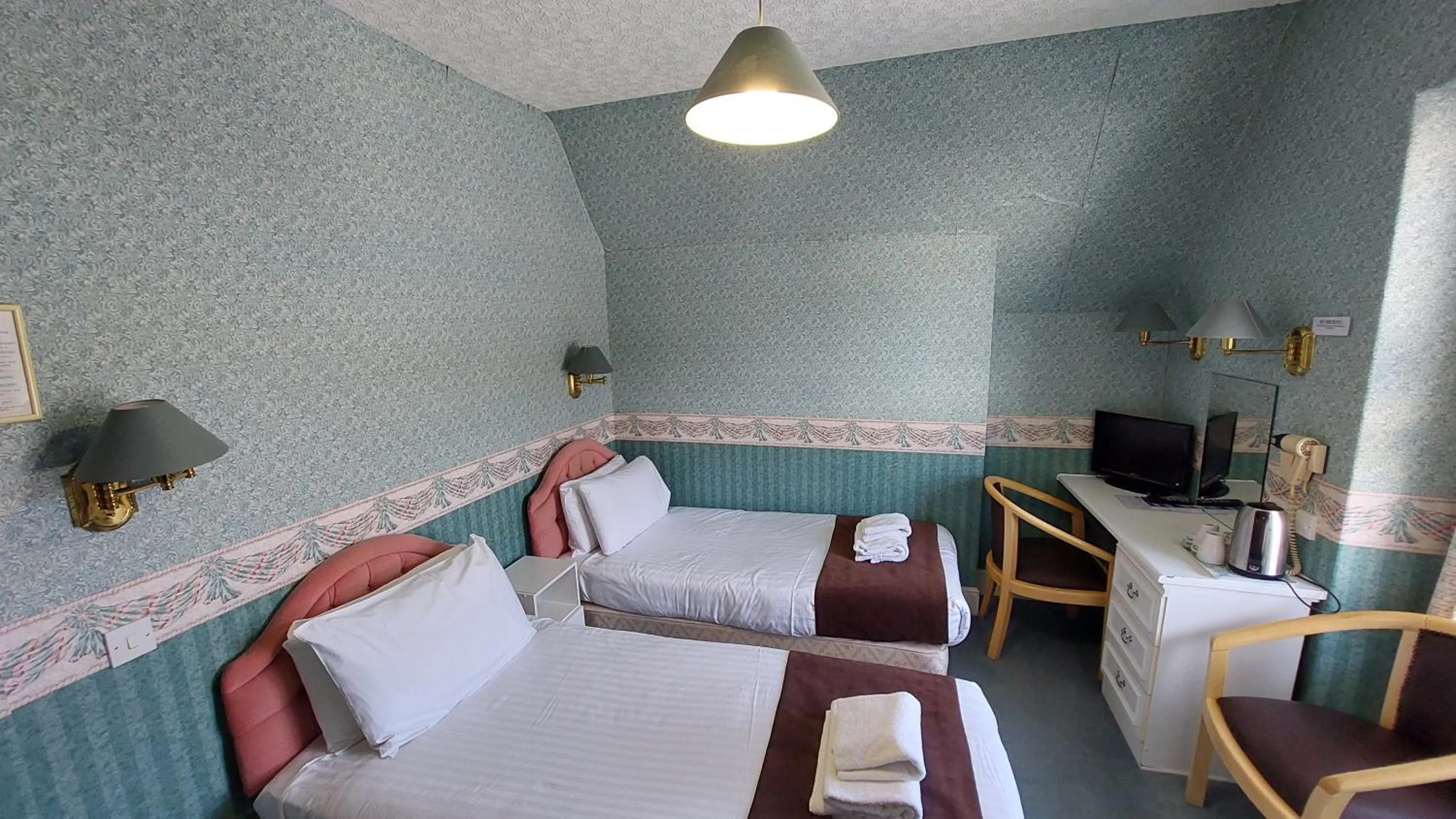 Photo of the whole room, Bed in White Heather Hotel