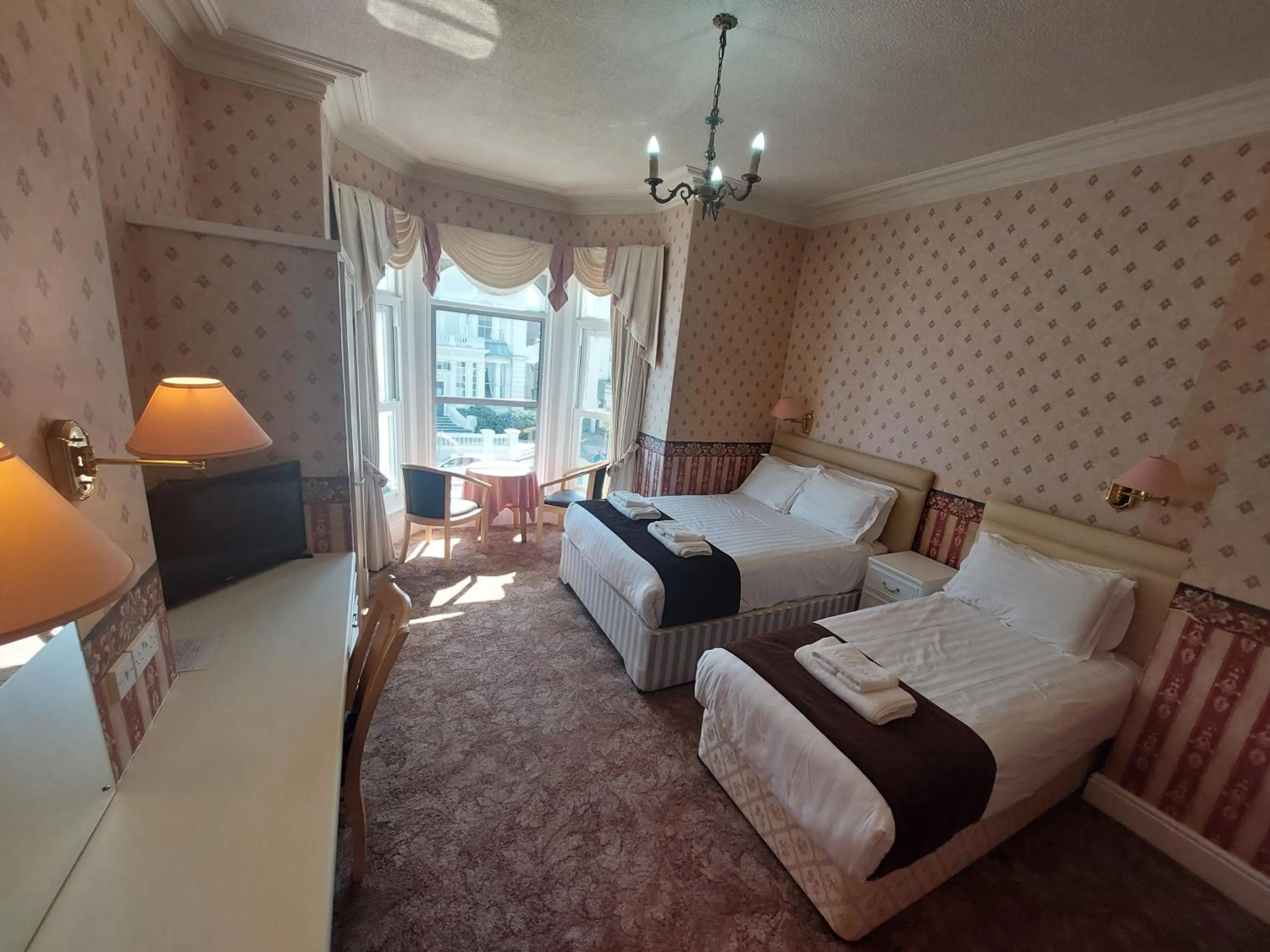 Bedroom, Bed in White Heather Hotel