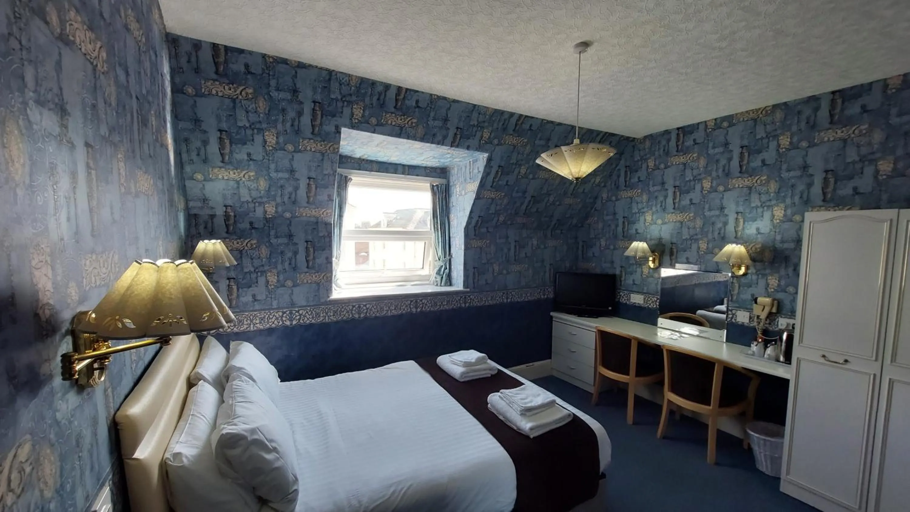 Bedroom, Bed in White Heather Hotel