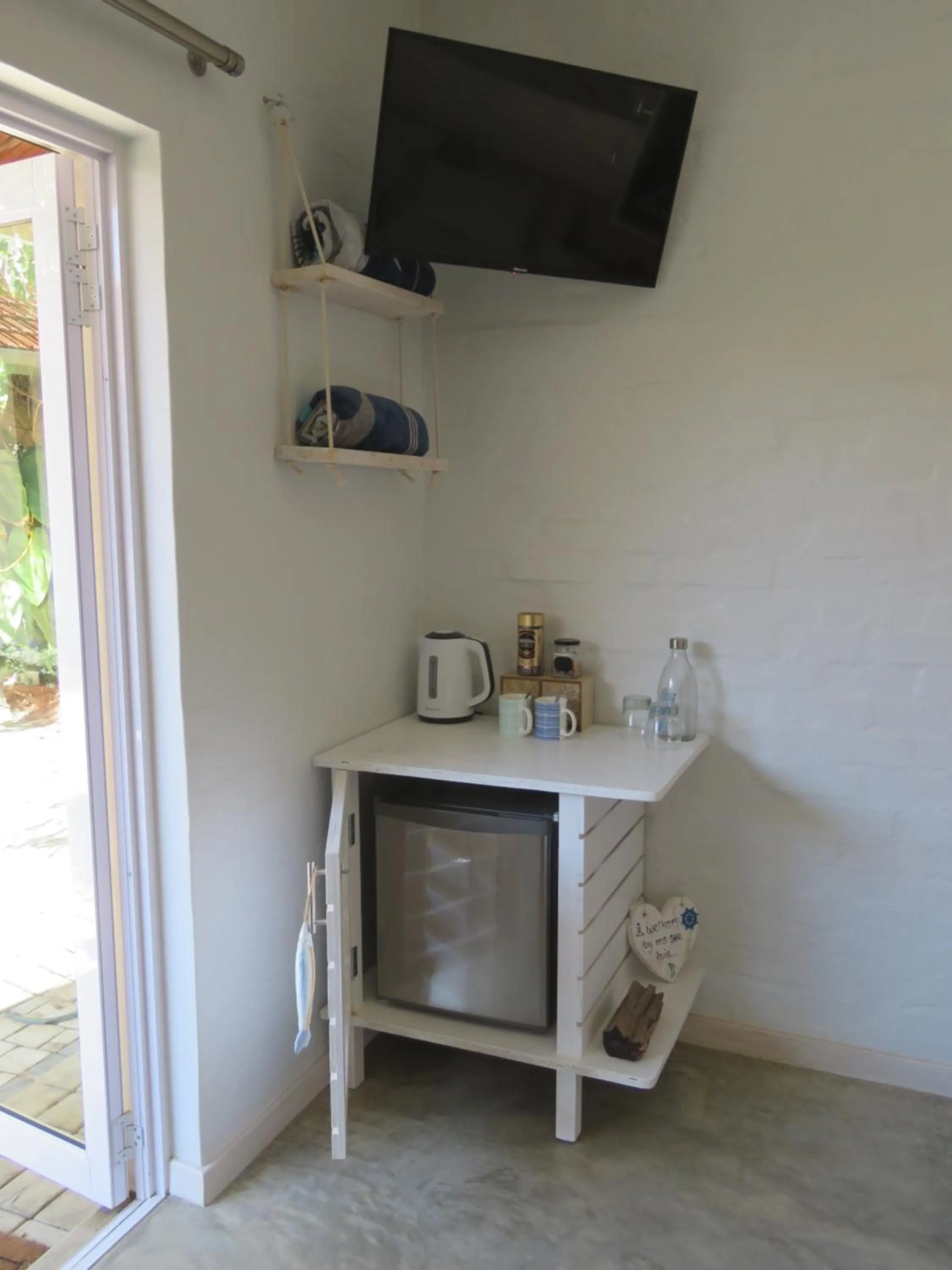 TV and multimedia in Bare Feet Retreat B&B