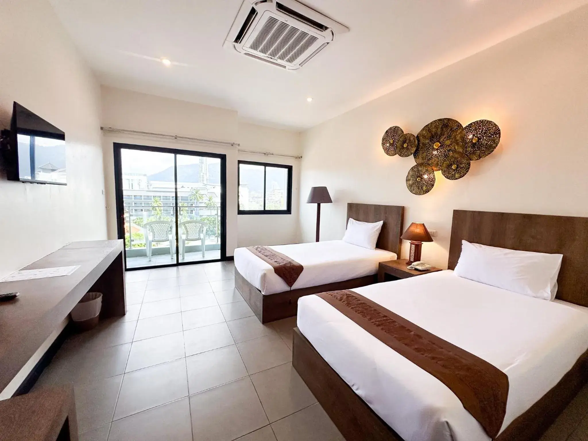 Superior Twin Room in YouDee Hotel Patong - formerly Meir Jarr Hotel Patong Superior Twin Room in YouDee Hotel Patong - formerly Meir Jarr Hotel Patong