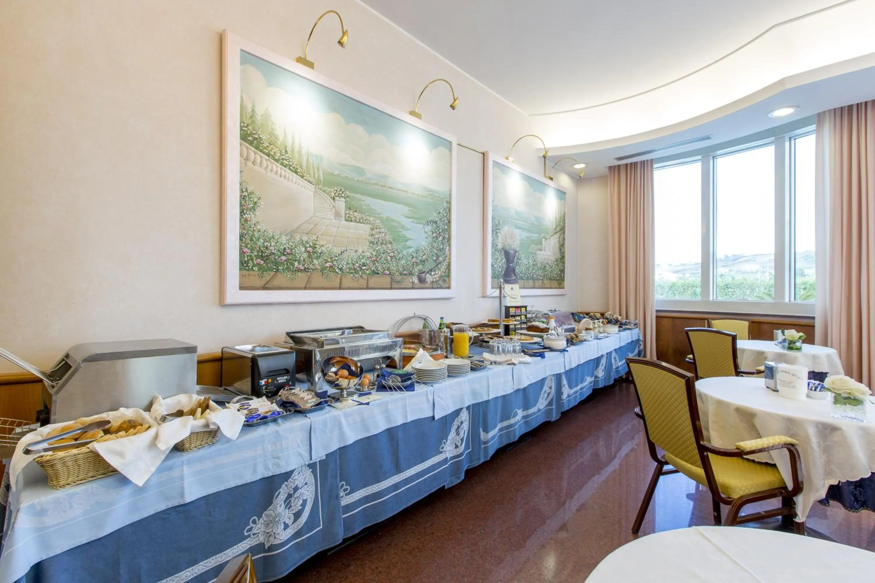 Restaurant/places to eat in Hotel Ambassador