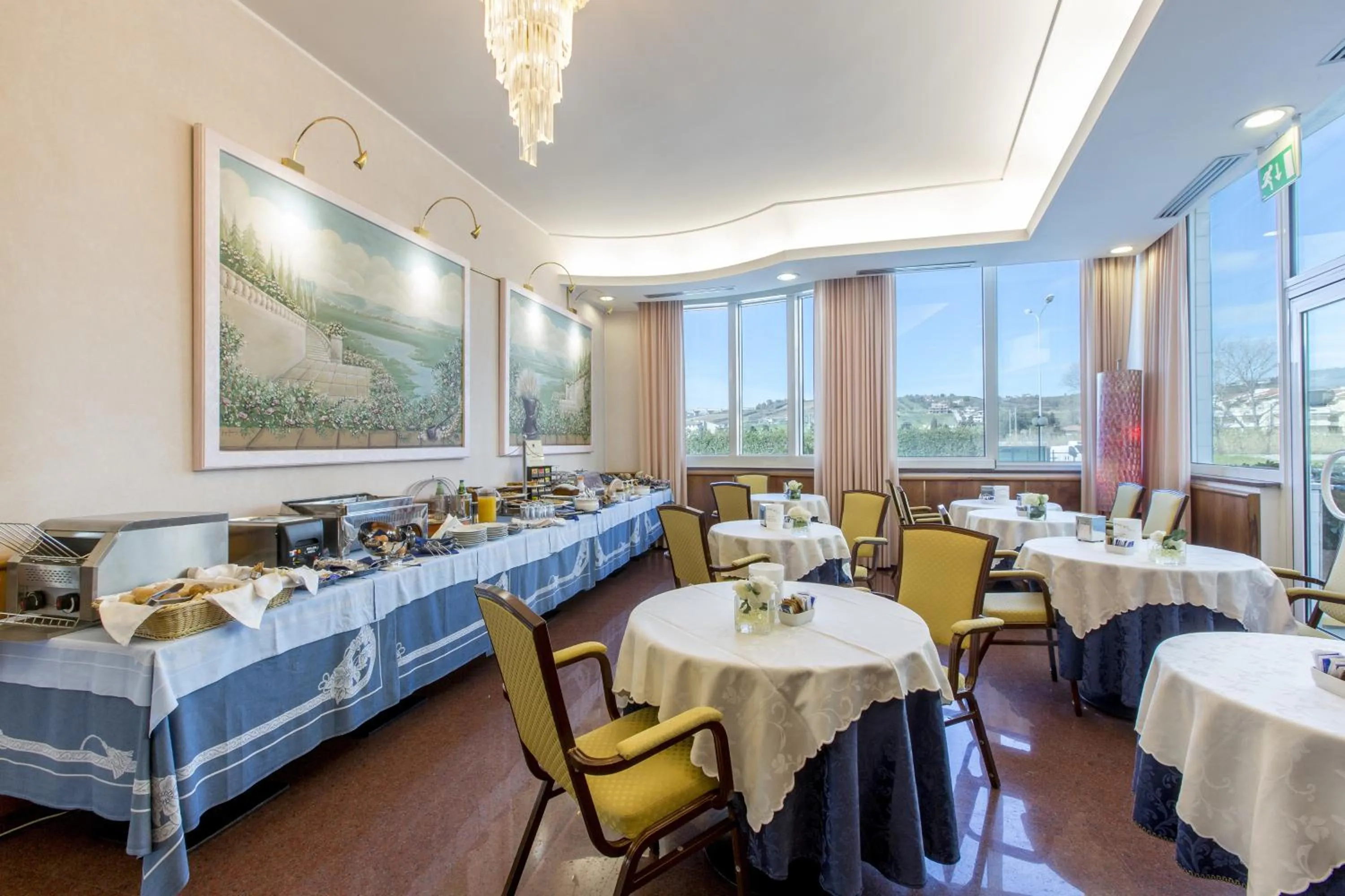 Restaurant/places to eat in Hotel Ambassador