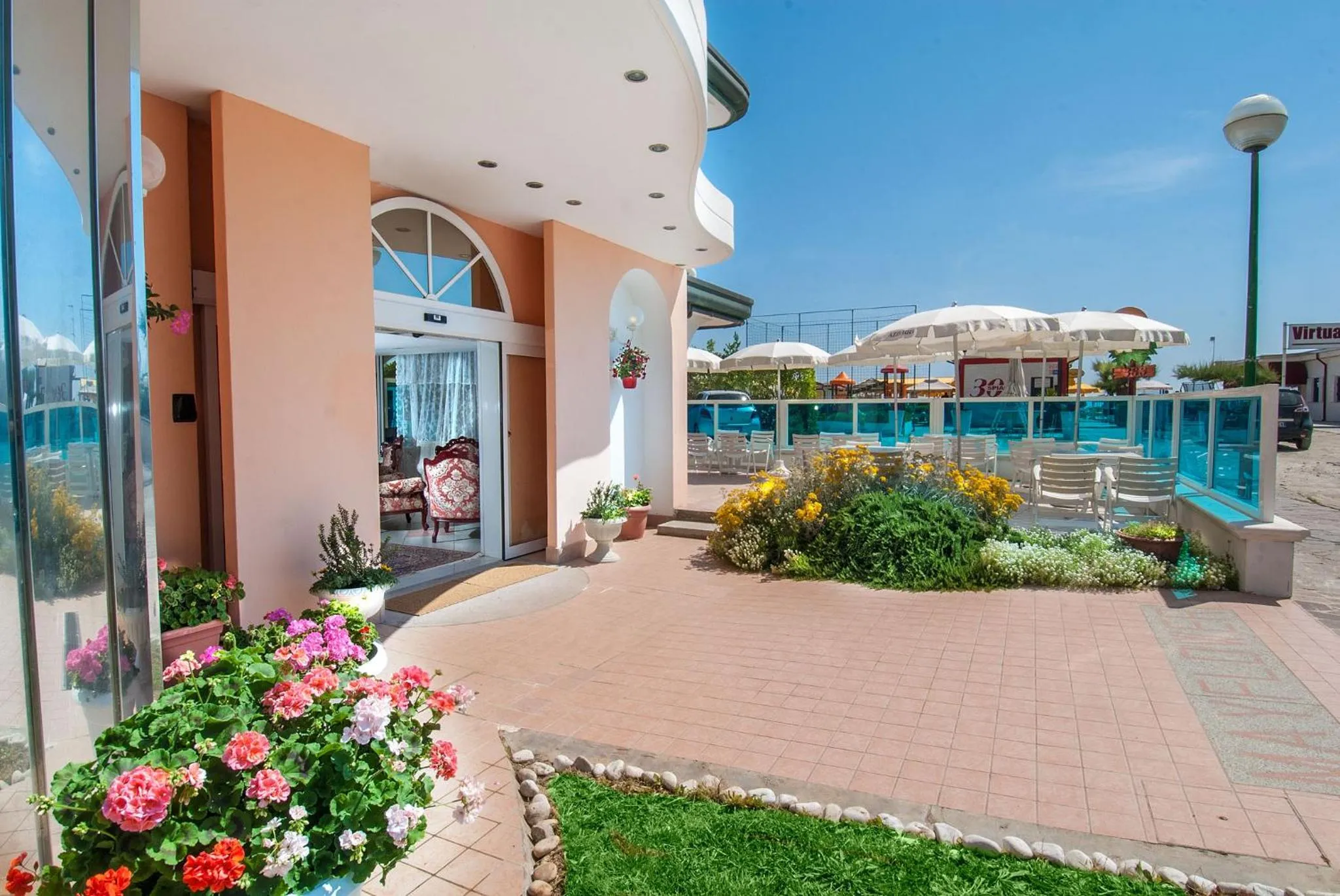 Facade/entrance in Hotel Mayflower