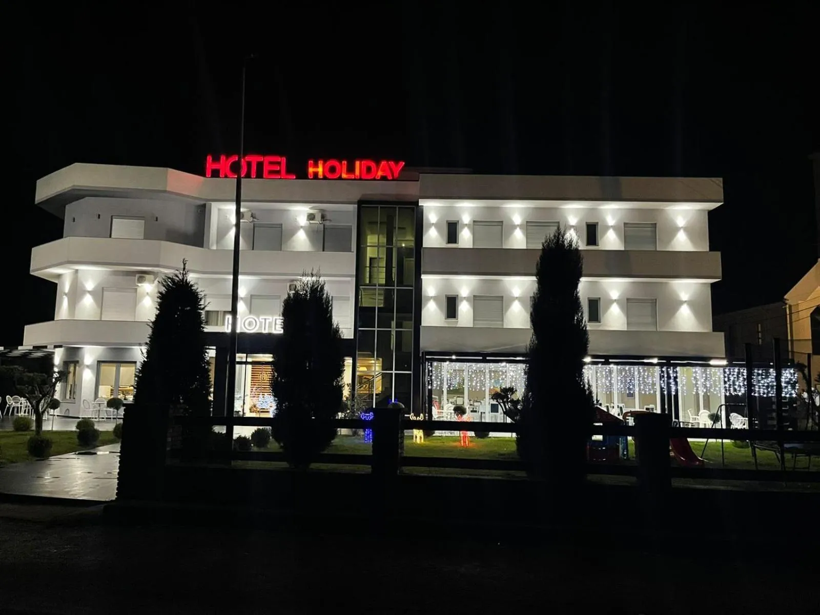 Property building in Hotel Holiday