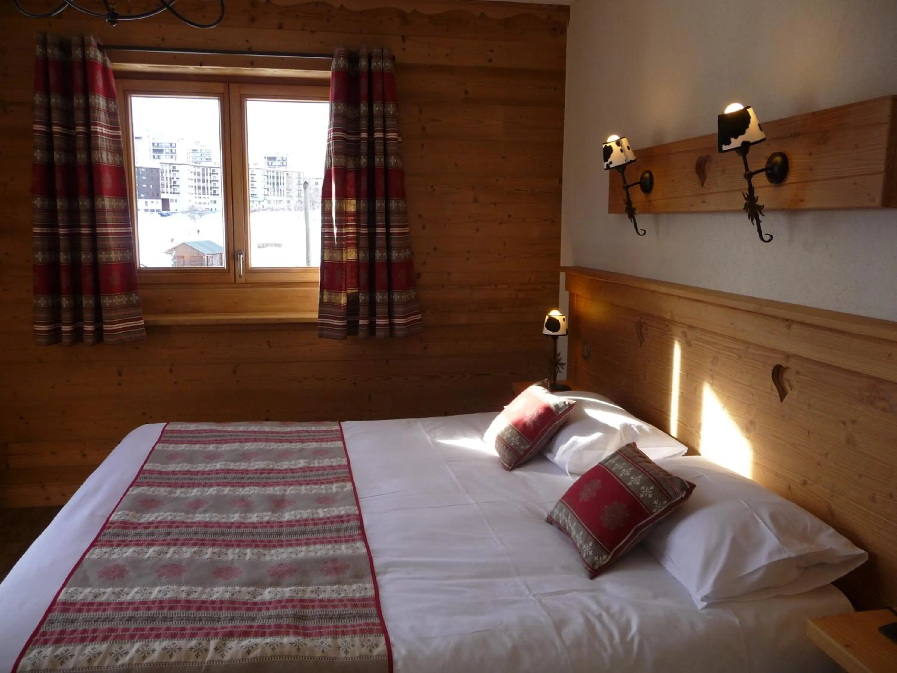 Bedroom, Bed in Chalet-Hôtel Le Beausoleil, The Originals Relais