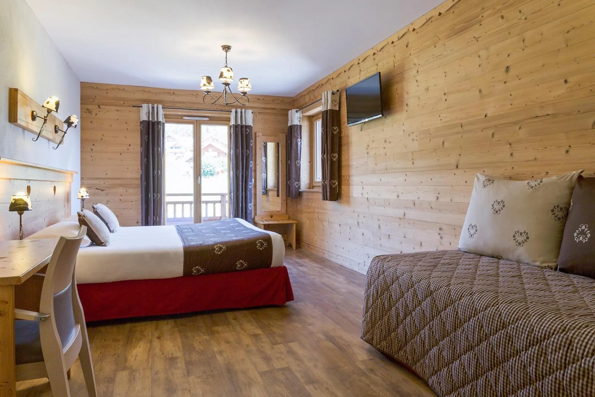 Bed in Chalet-Hôtel Le Beausoleil, The Originals Relais