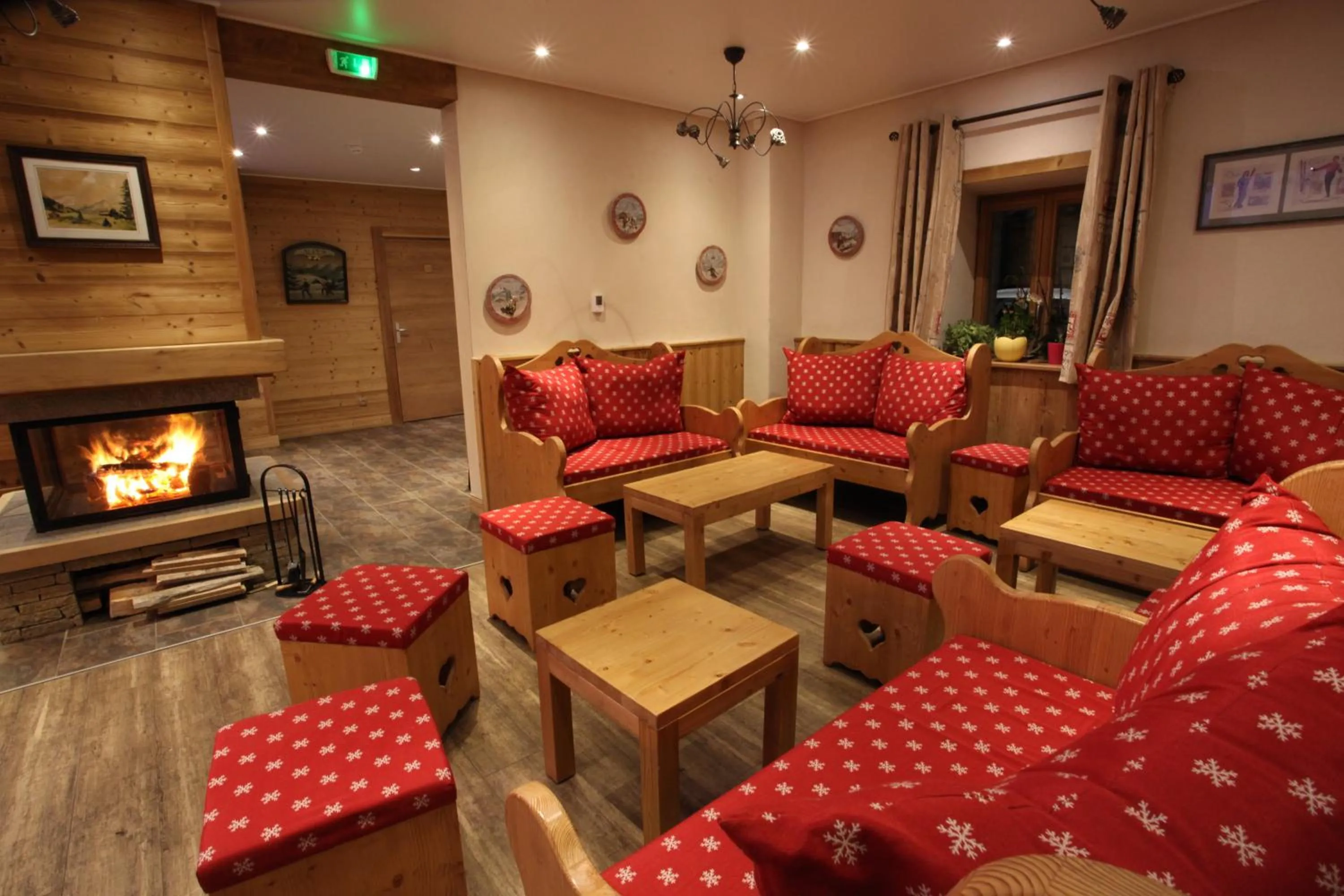 Living room in Chalet-Hôtel Le Beausoleil, The Originals Relais