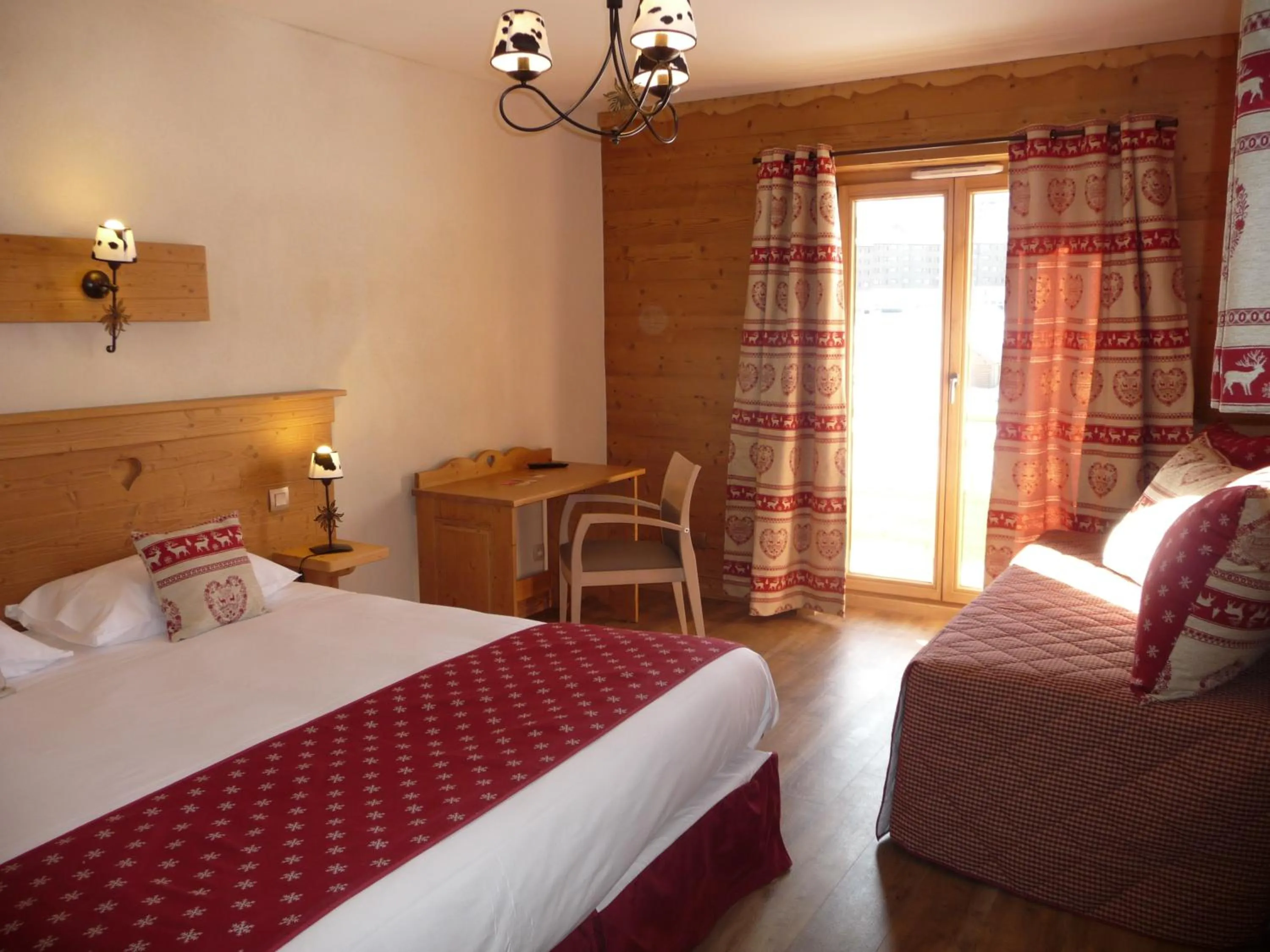 Photo of the whole room, Bed in Chalet-Hôtel Le Beausoleil, The Originals Relais
