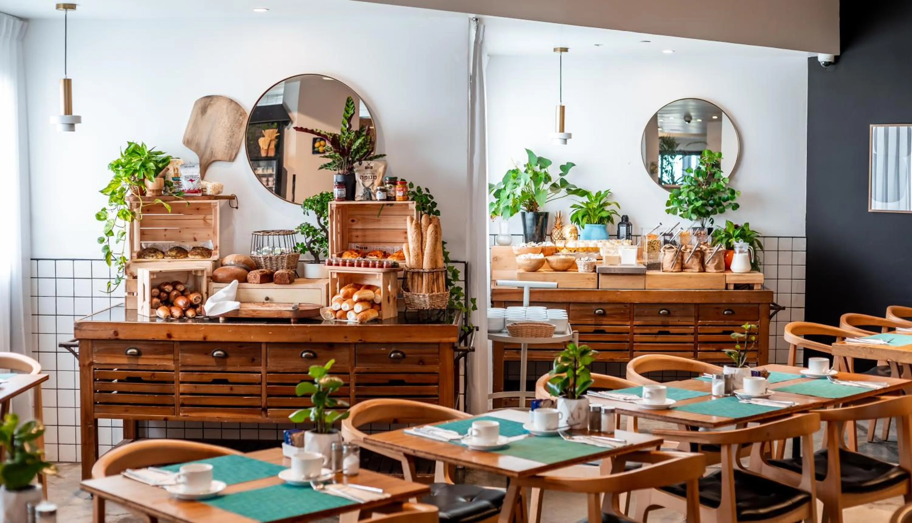 Food and drinks in Jacob Sea Life Nahariya