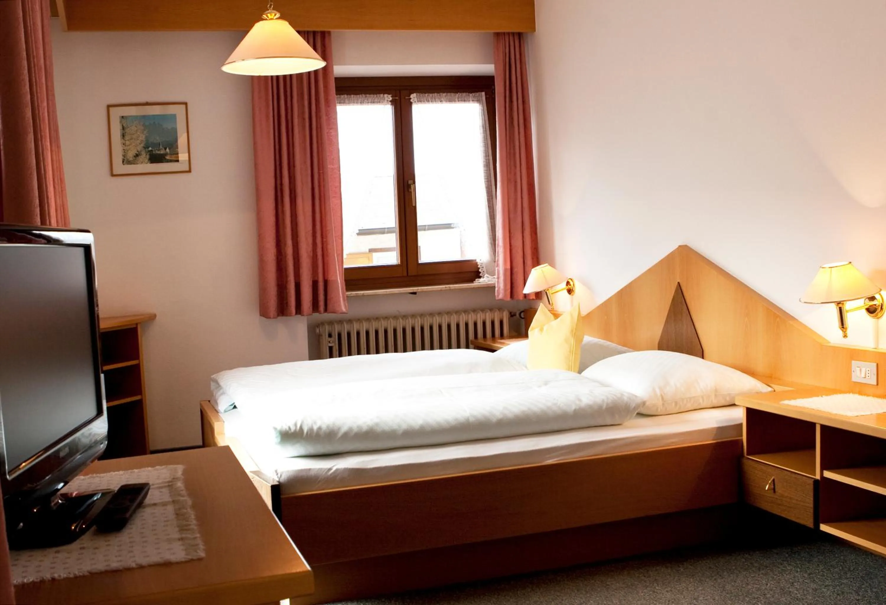 Photo of the whole room, Bed in Garni Renzler