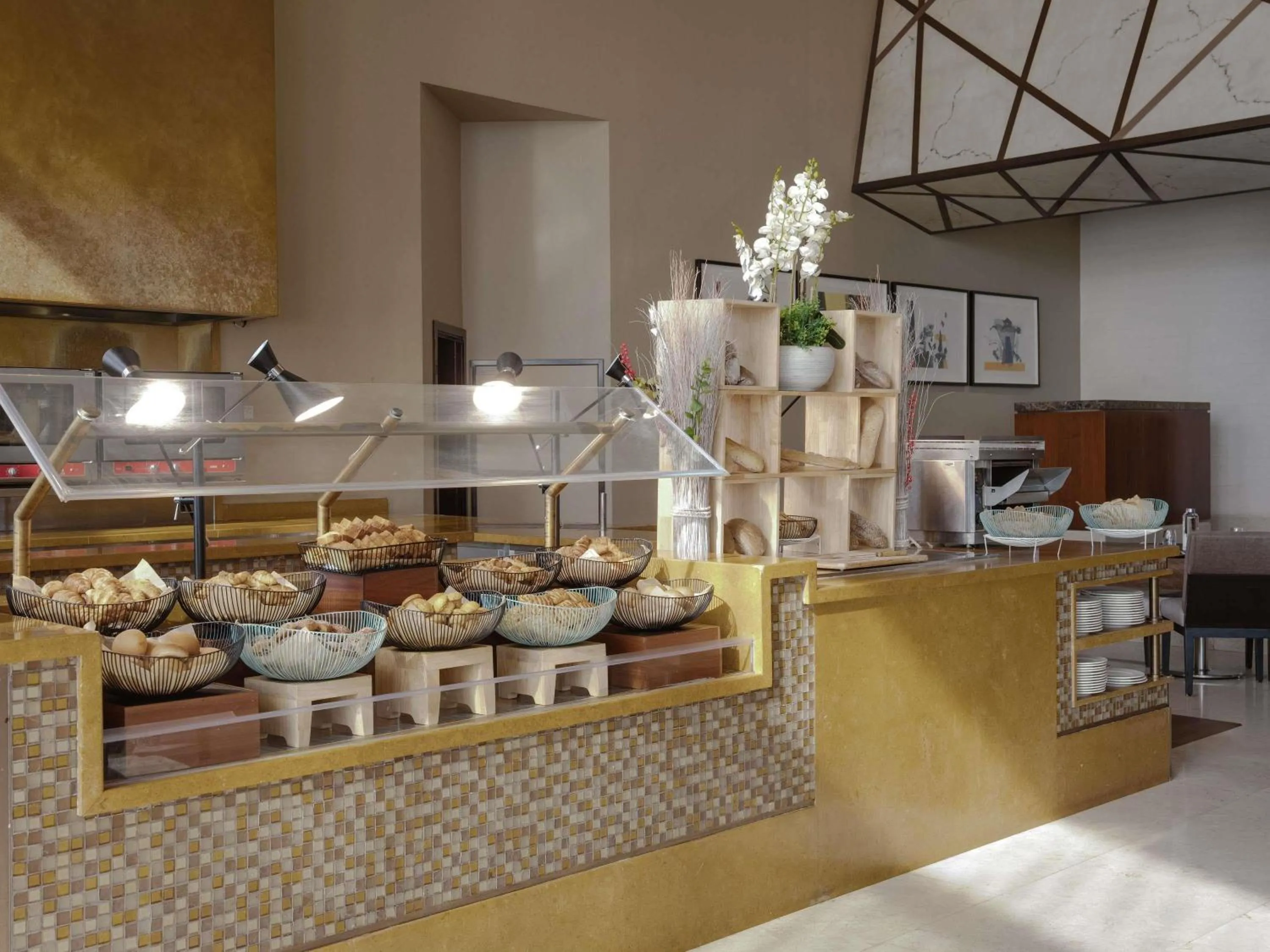 Restaurant/places to eat in Swissôtel Al Ghurair Dubai - Deira & Creek