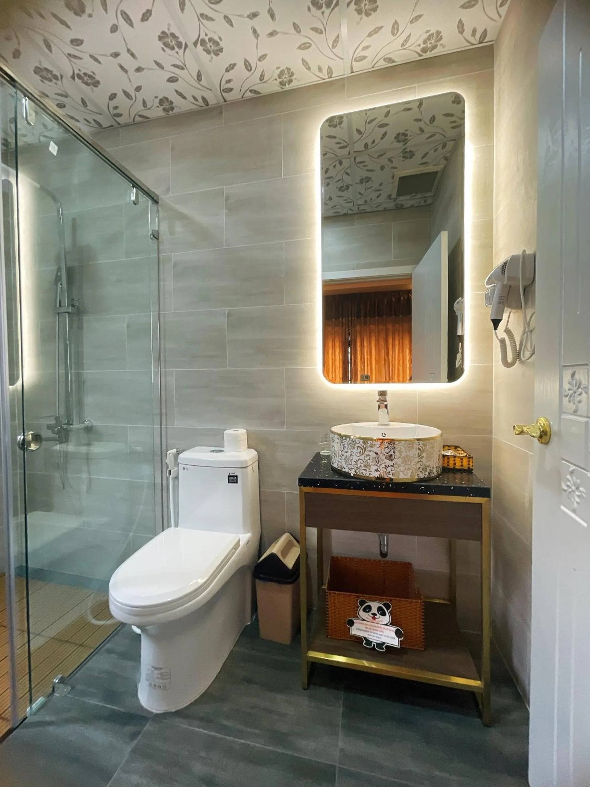 Toilet in Indochine Ben Thanh Hotel & Apartments