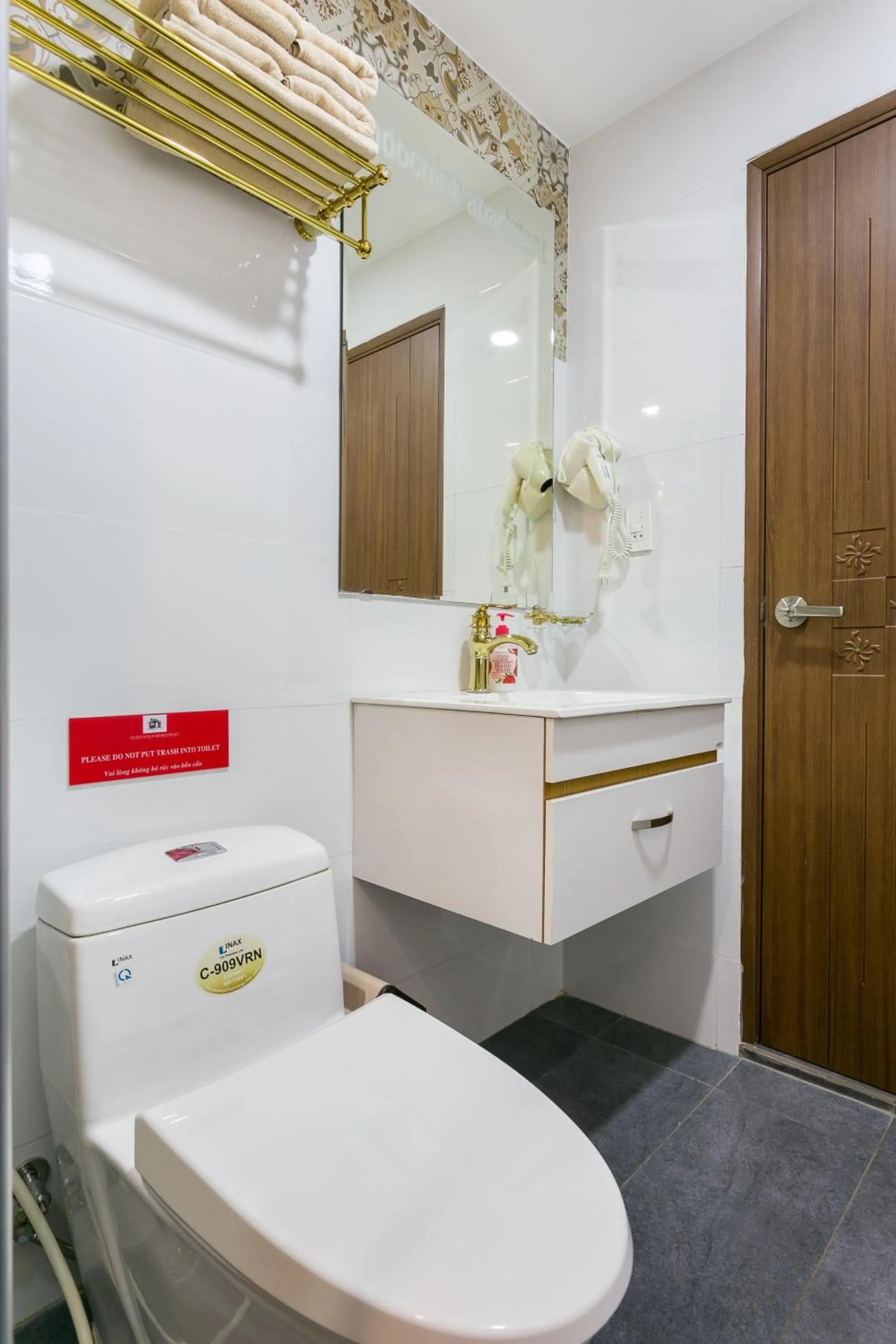 Bathroom in Indochine Ben Thanh Hotel & Apartments