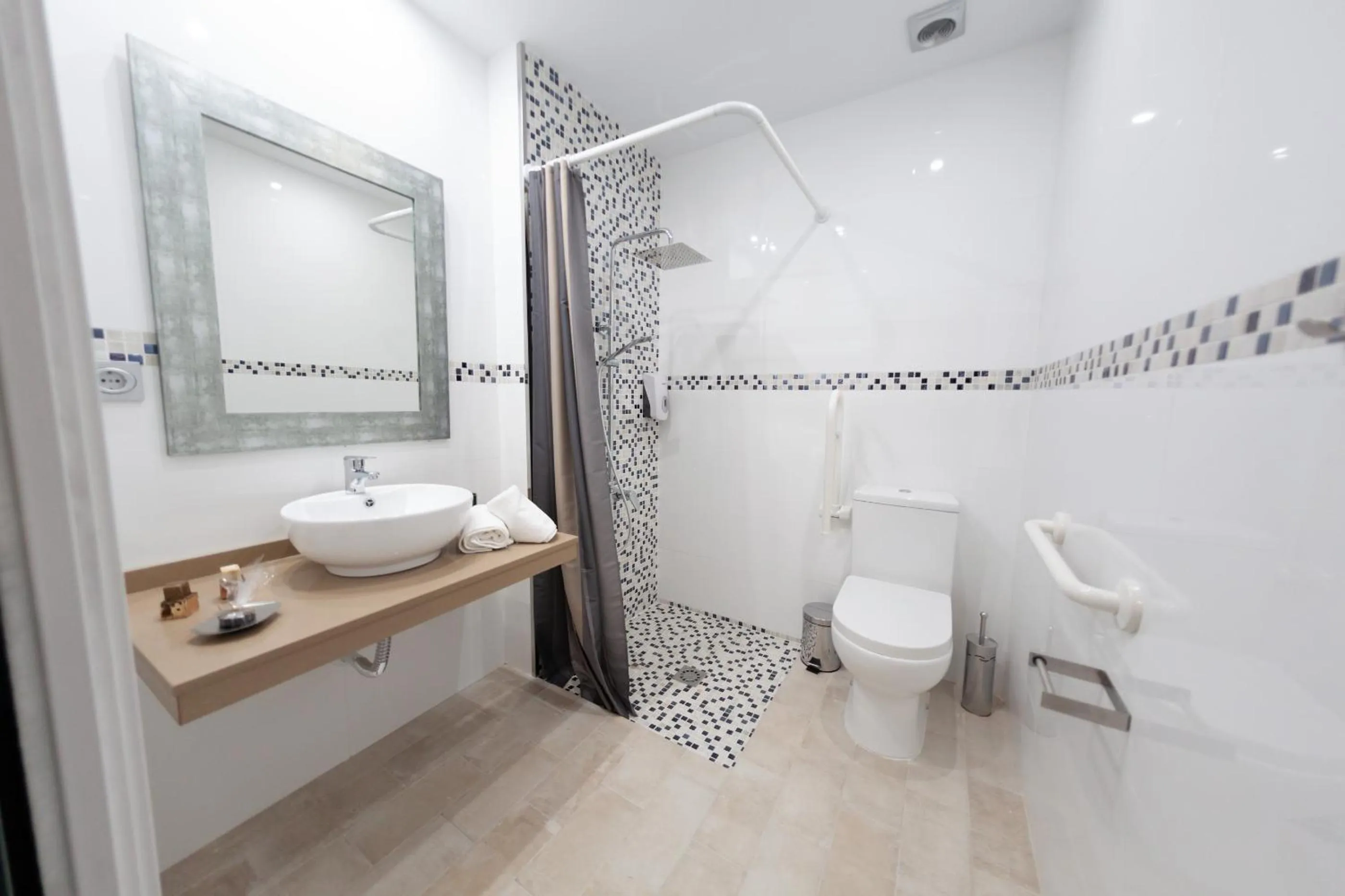 Shower in Hercules Boutique Hotel