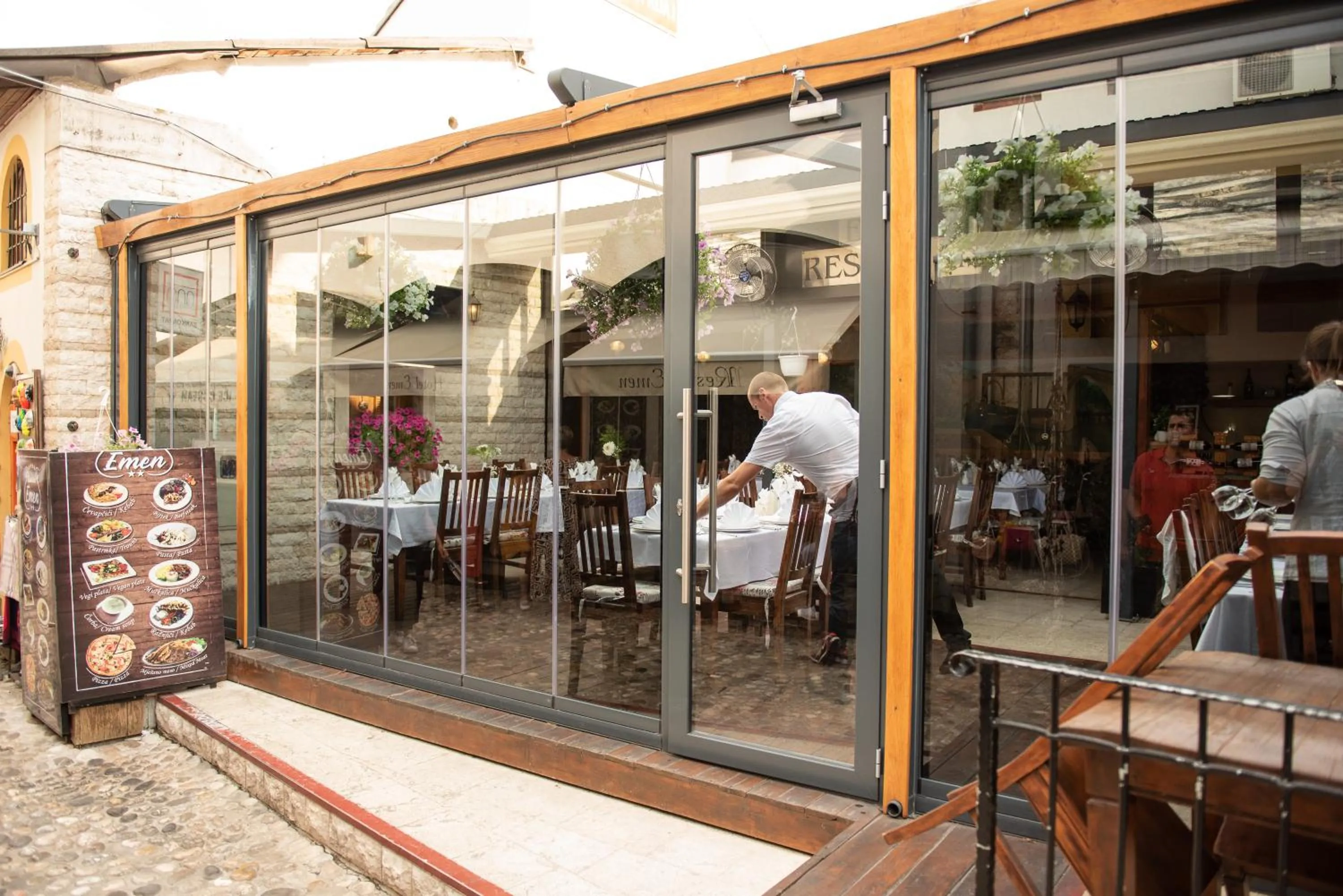 Restaurant/places to eat in Hotel Emen