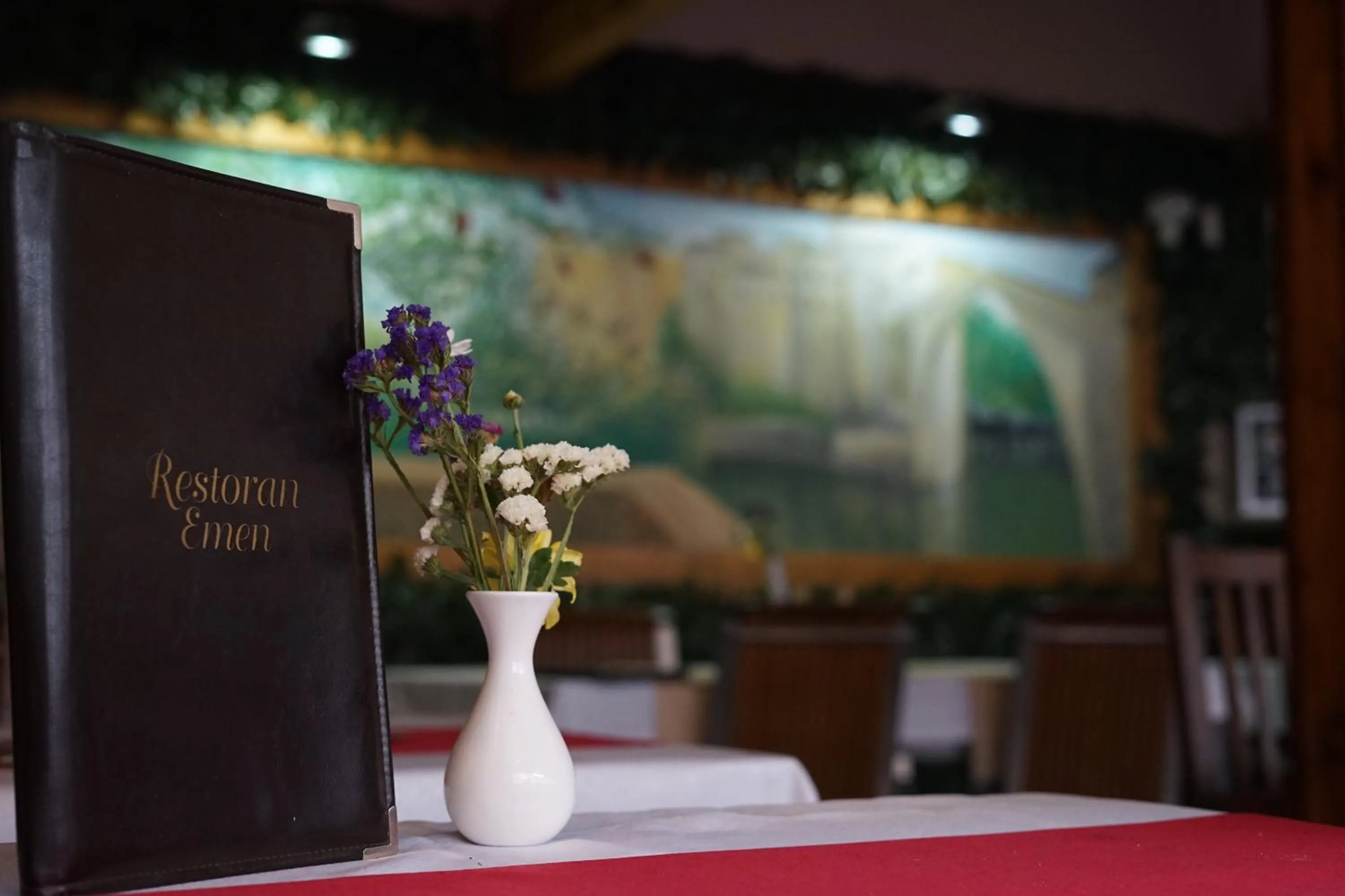 Restaurant/places to eat in Hotel Emen