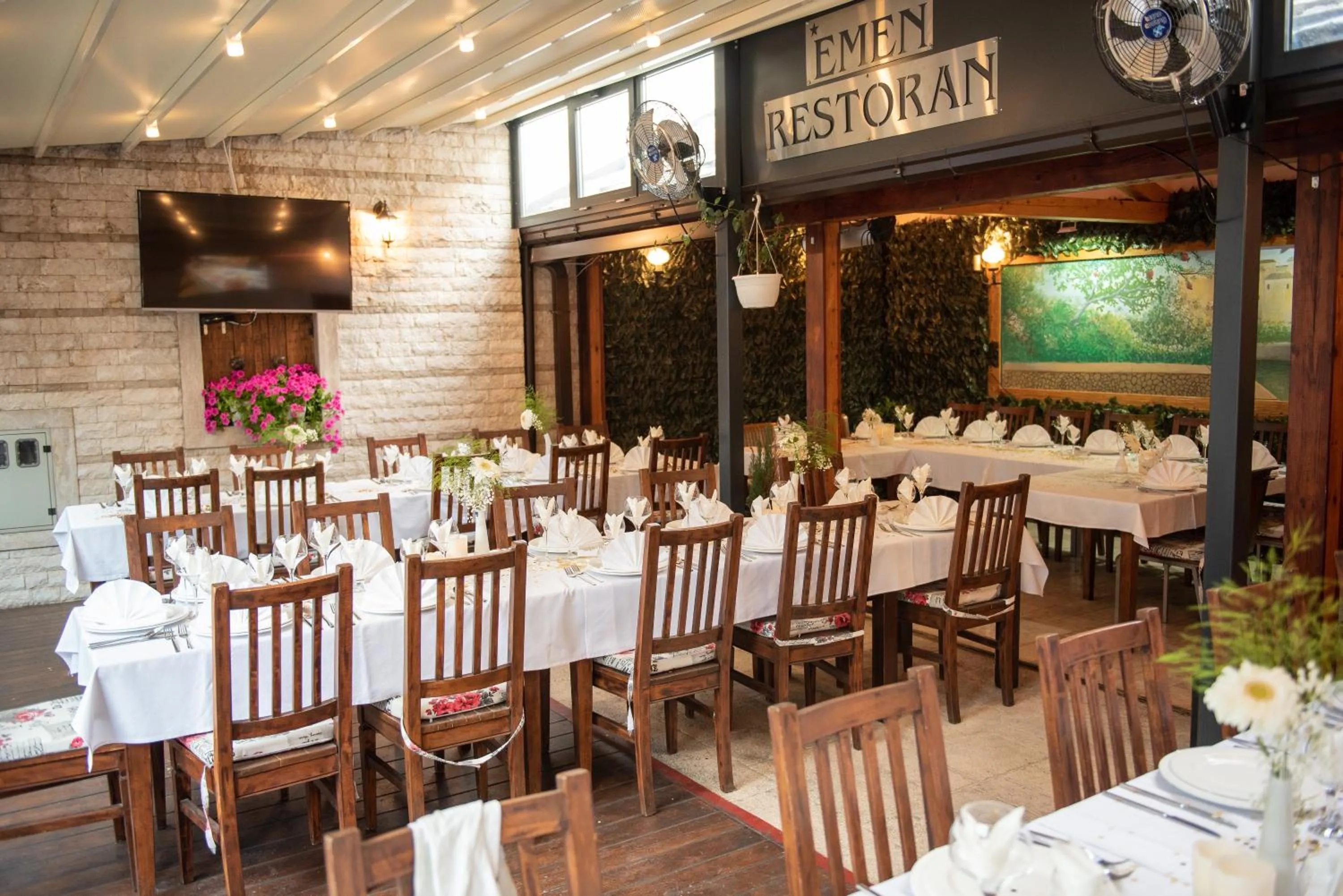 Restaurant/places to eat in Hotel Emen