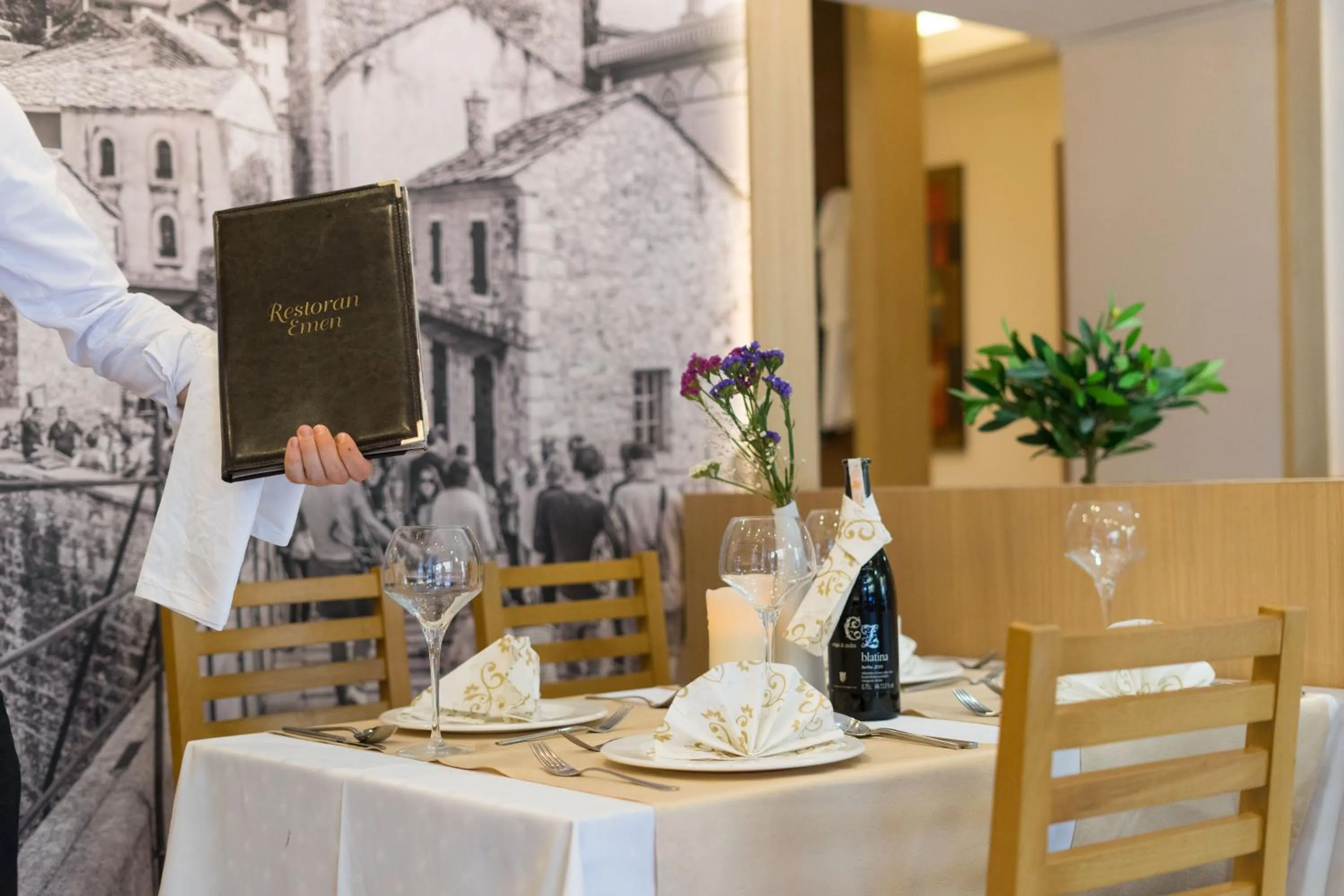 Restaurant/places to eat in Hotel Emen