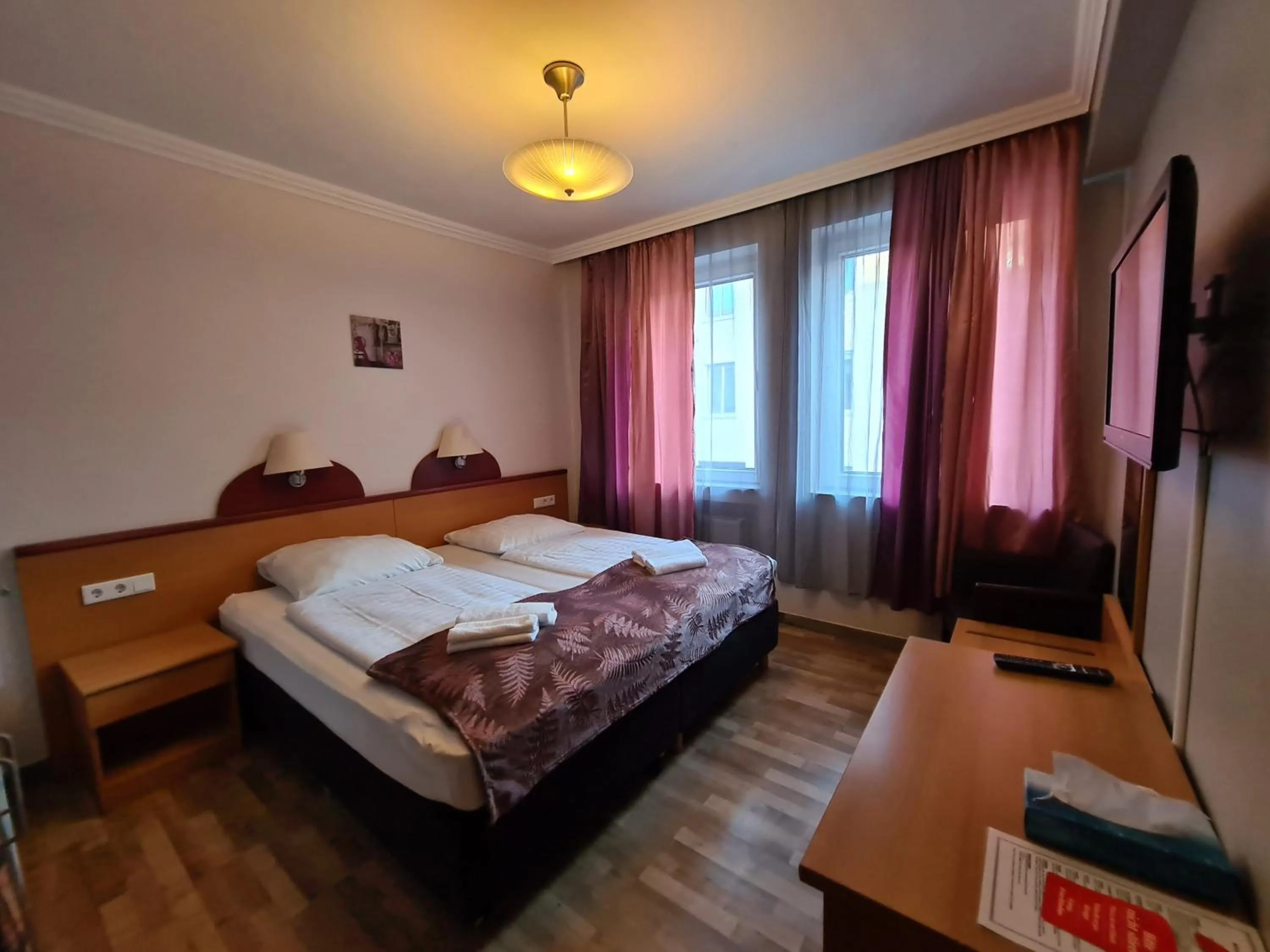 Photo of the whole room, Bed in Hotel Cara Vita Cologne