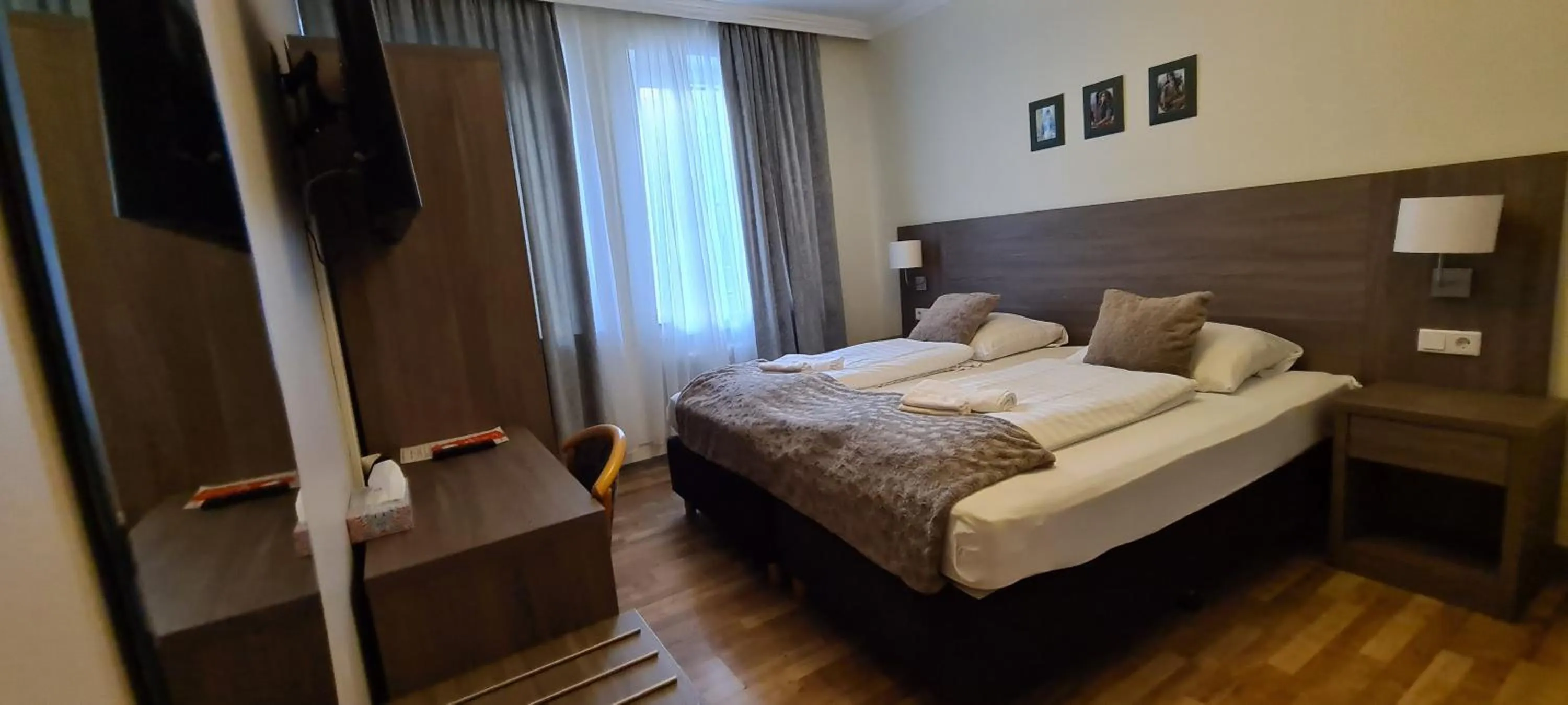 Photo of the whole room, Bed in Hotel Cara Vita Cologne